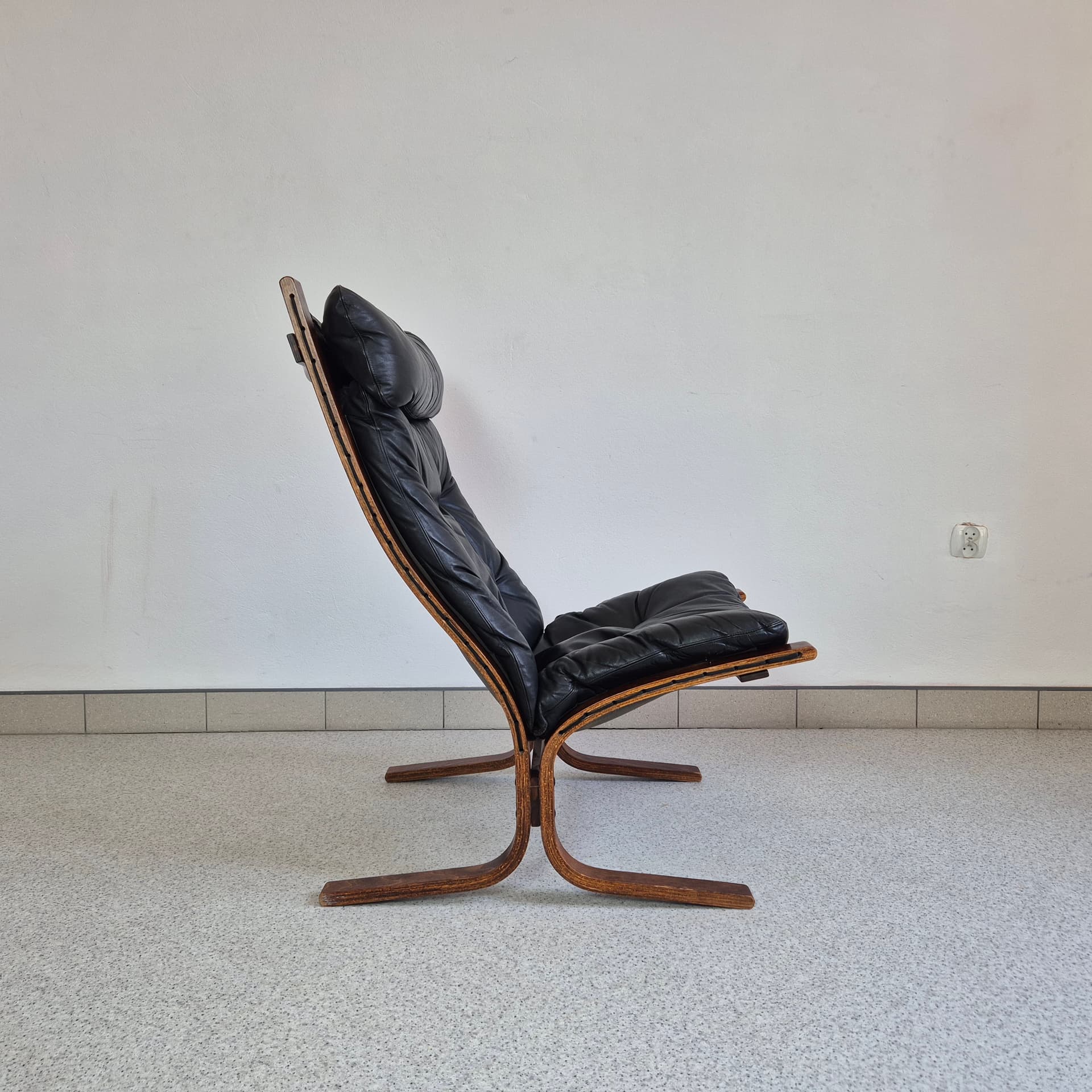 Fotel Siesta, skóra czarna, orzech brązowy, proj. I. Relling, Westnofa, Norwegia, lata 60. - 324908