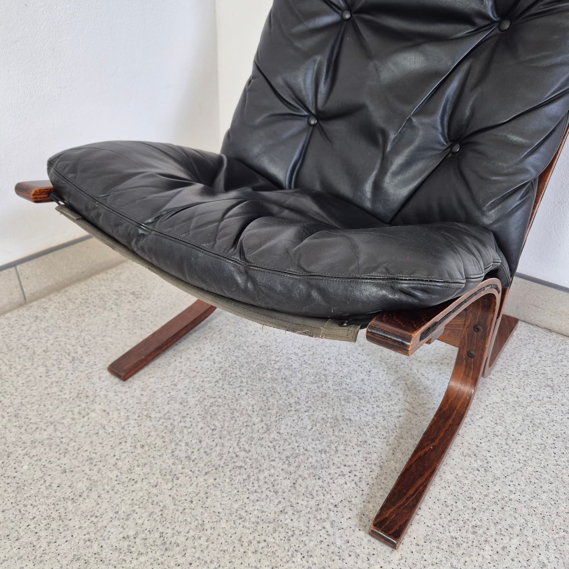 Fotel Siesta, skóra czarna, orzech brązowy, proj. I. Relling, Westnofa, Norwegia, lata 60. - 324914