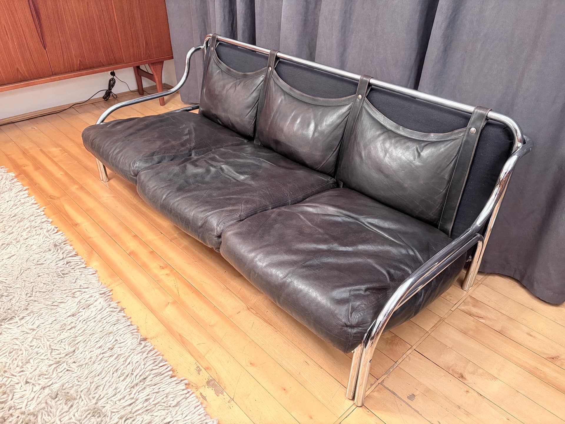 Three-seater sofa Stringa, black leather, chrome, by G. Aulenti, Poltronova, Italy, 1960s. - 325388