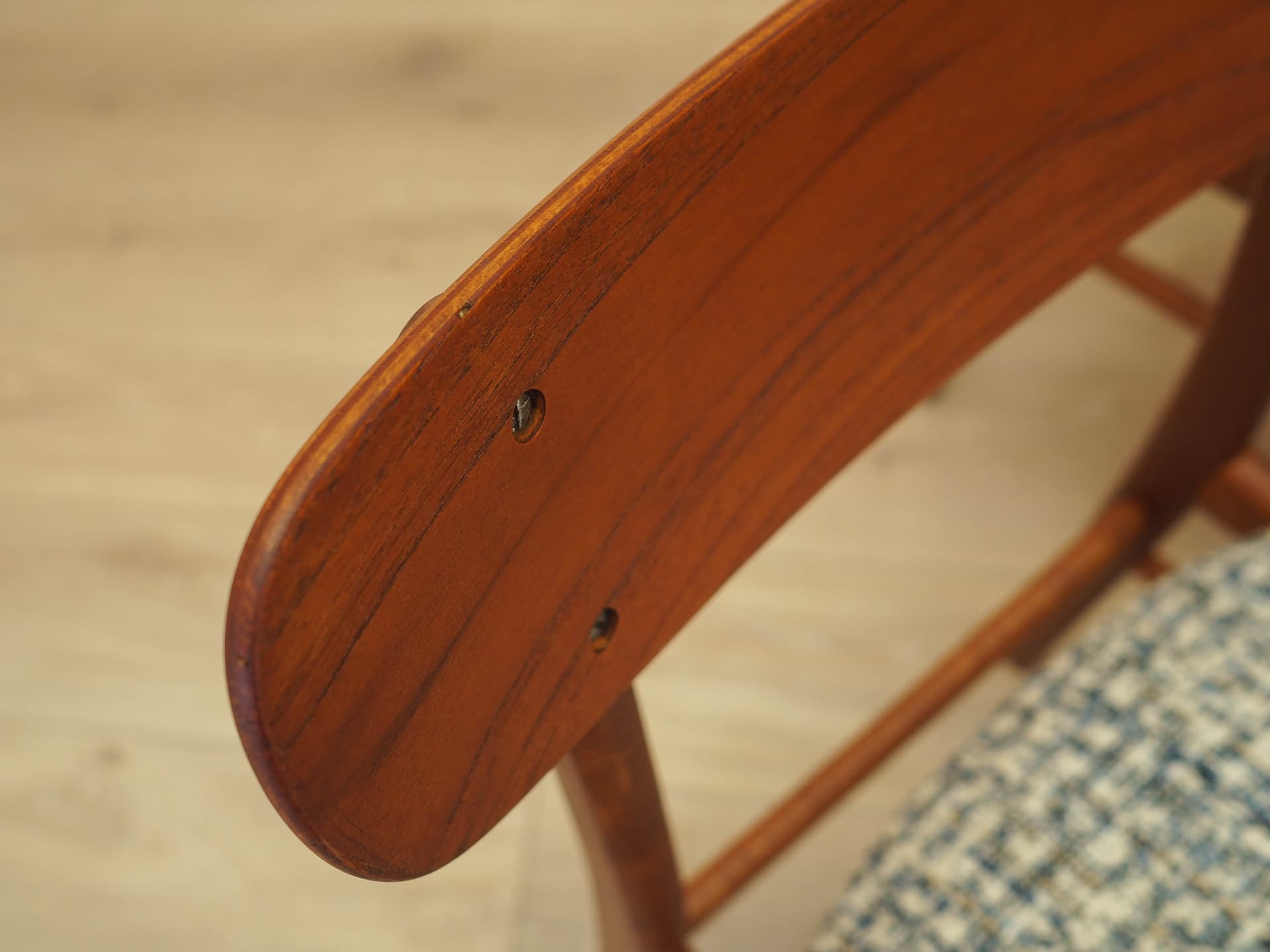 komplet czterech krzeseł, teak brąz, tkanina biała szara czarna, Dania, lata 70. - 325553