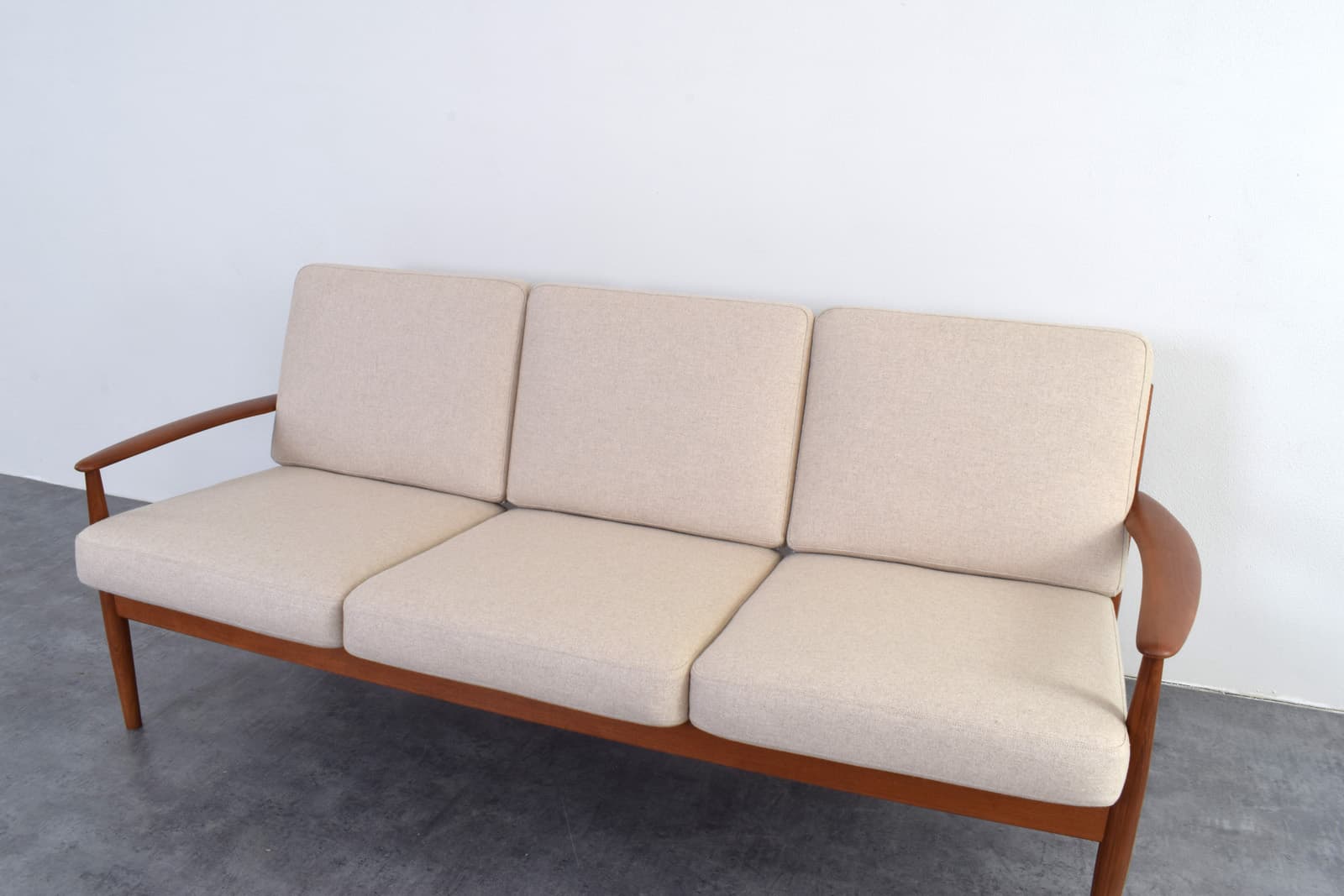 Sofa, teak brązowy, wełna beżowa, proj. G. Jalk, France & Søn, Dania, lata 60. - 325645
