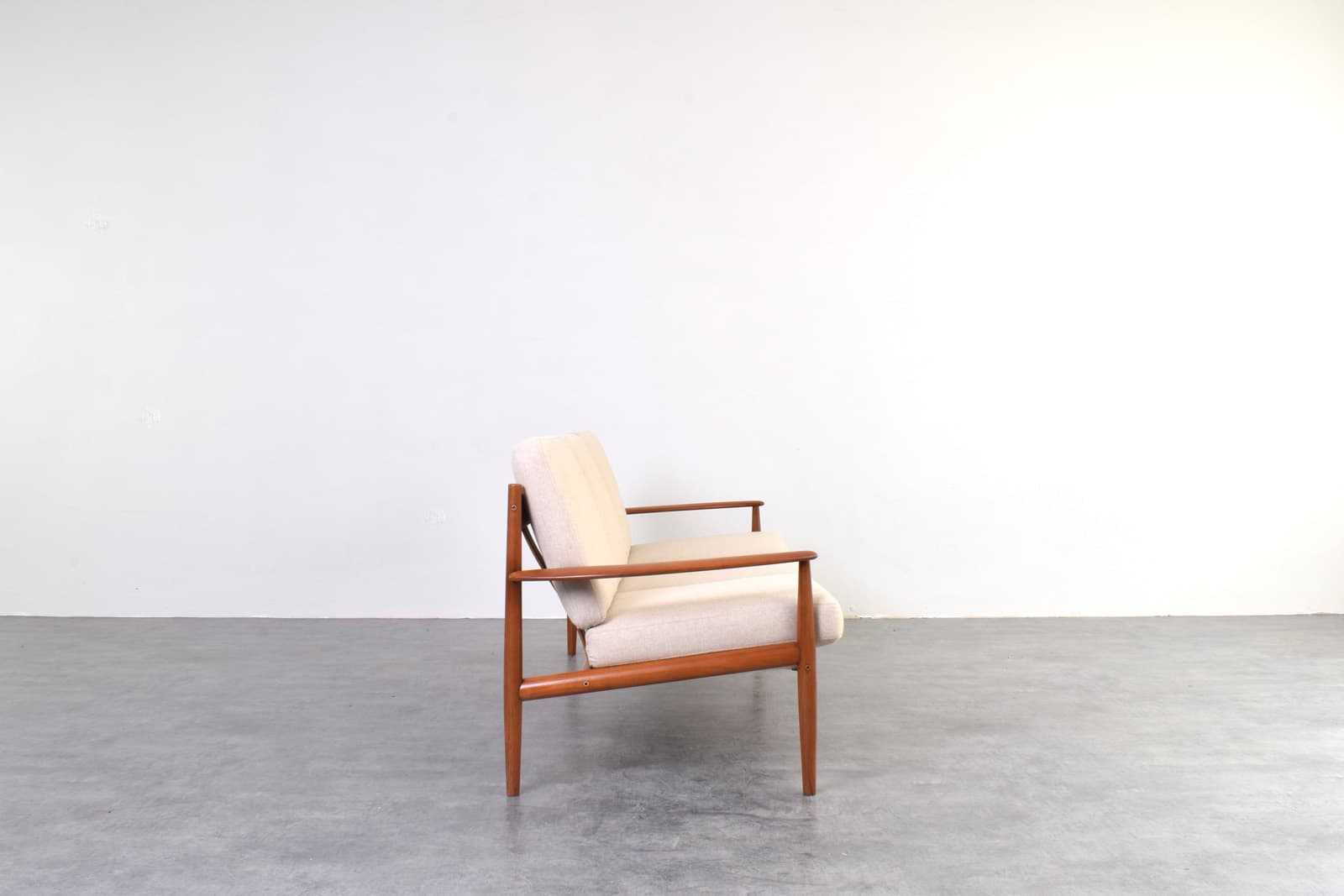 Sofa, teak brązowy, wełna beżowa, proj. G. Jalk, France & Søn, Dania, lata 60. - 325637