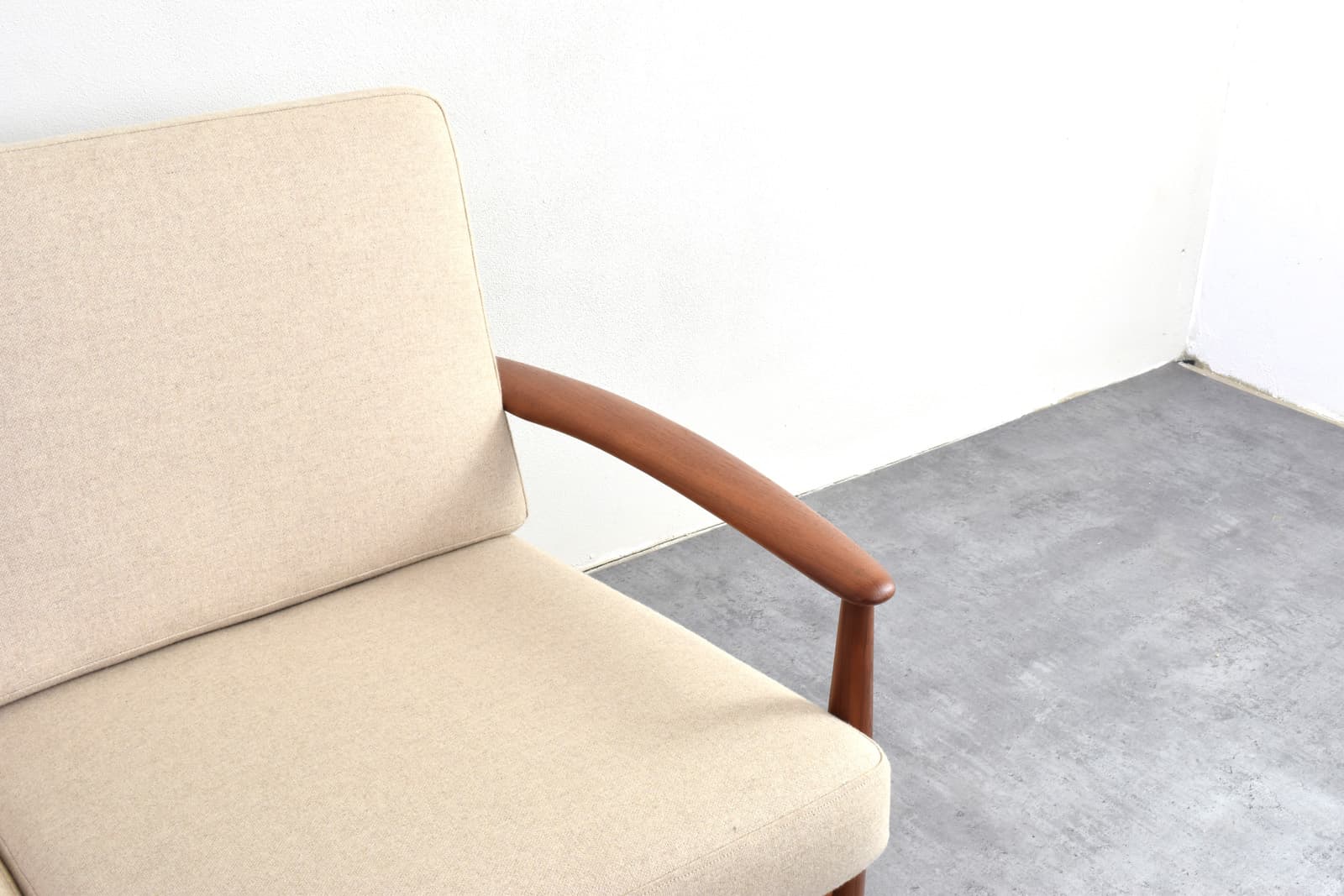 Sofa, teak brązowy, wełna beżowa, proj. G. Jalk, France & Søn, Dania, lata 60. - 325647