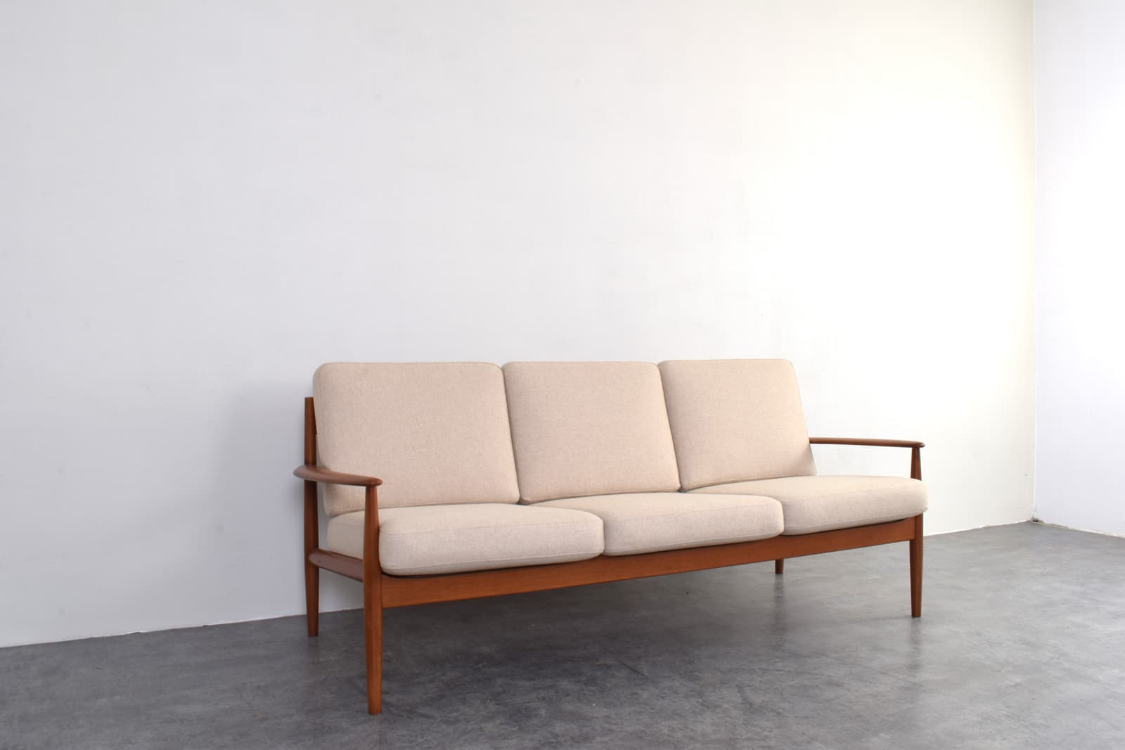 Sofa, teak brązowy, wełna beżowa, proj. G. Jalk, France & Søn, Dania, lata 60. - 325642