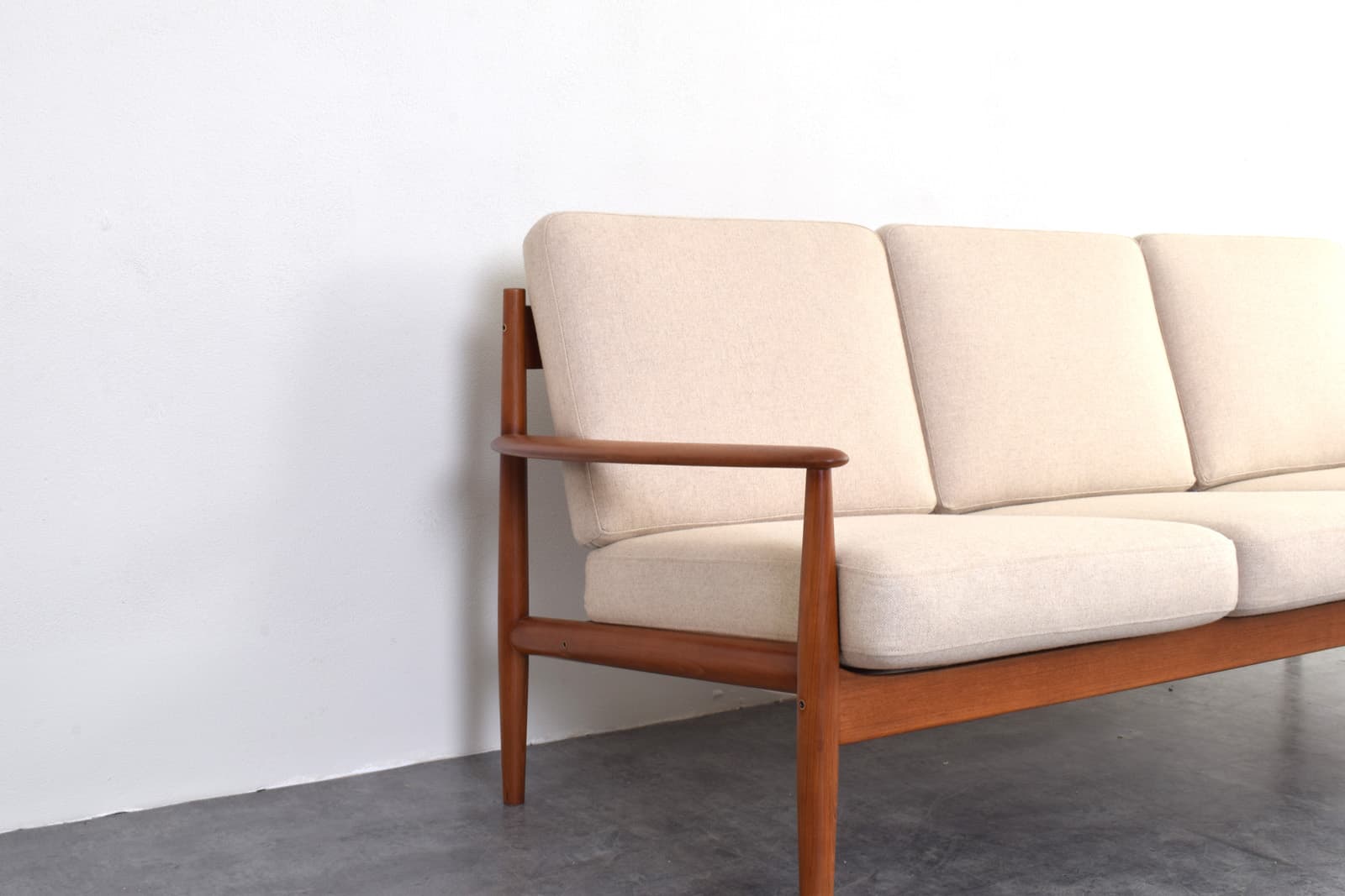 Sofa, teak brązowy, wełna beżowa, proj. G. Jalk, France & Søn, Dania, lata 60. - 325644