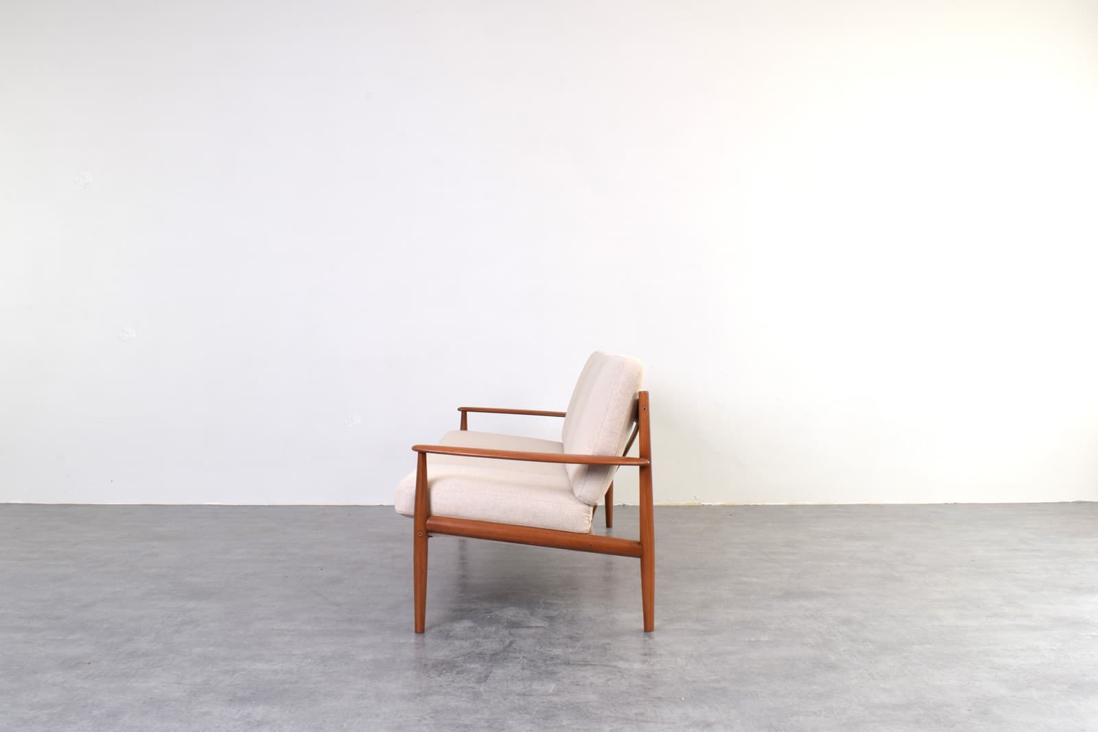 Sofa, teak brązowy, wełna beżowa, proj. G. Jalk, France & Søn, Dania, lata 60. - 325638