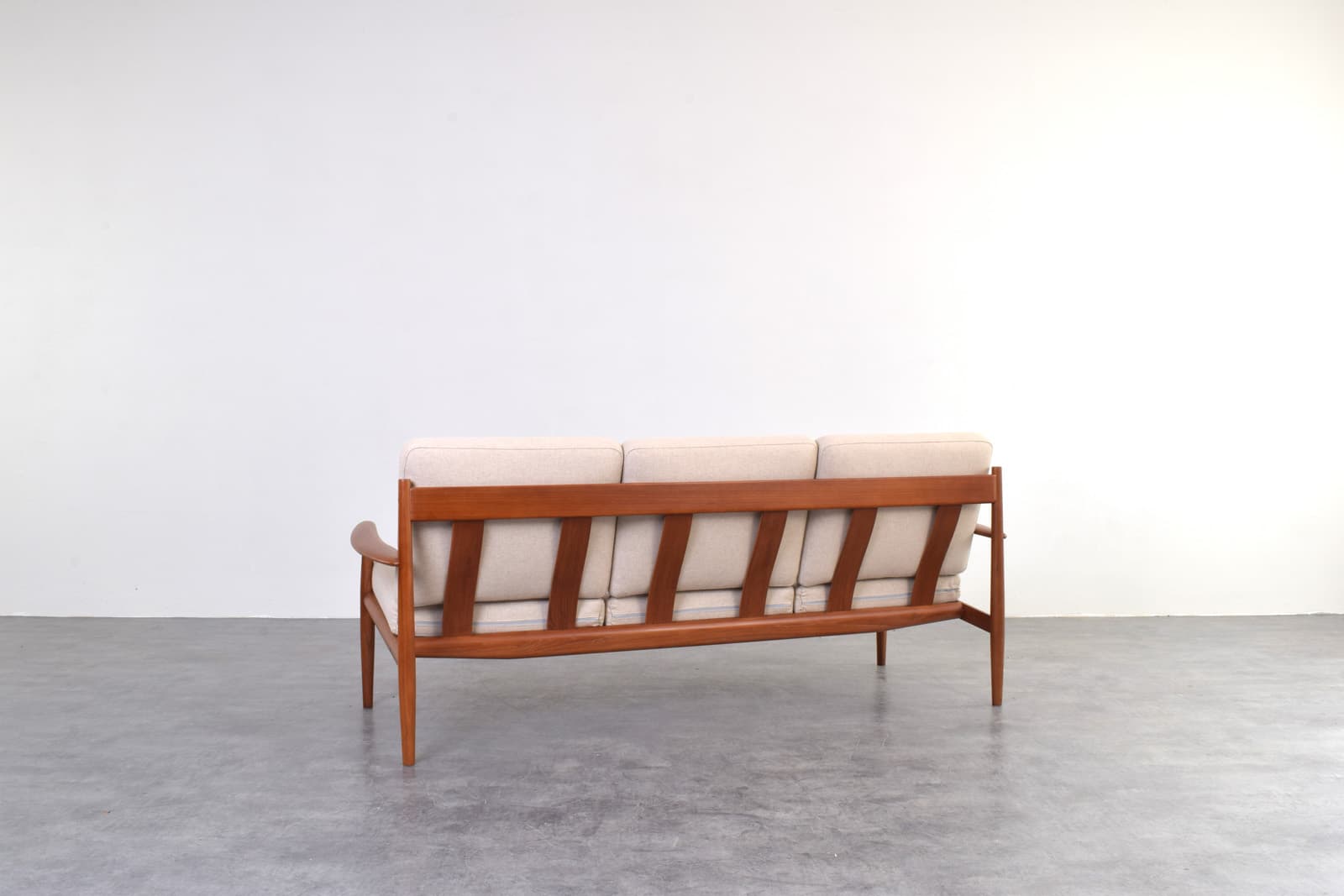 Sofa, teak brązowy, wełna beżowa, proj. G. Jalk, France & Søn, Dania, lata 60. - 325641