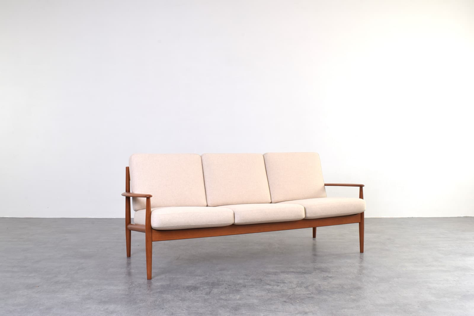 Sofa, teak brązowy, wełna beżowa, proj. G. Jalk, France & Søn, Dania, lata 60. - 325634
