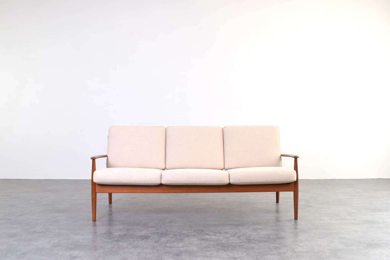 Sofa, teak brązowy, wełna beżowa, proj. G. Jalk, France & Søn, Dania, lata 60. - 325636