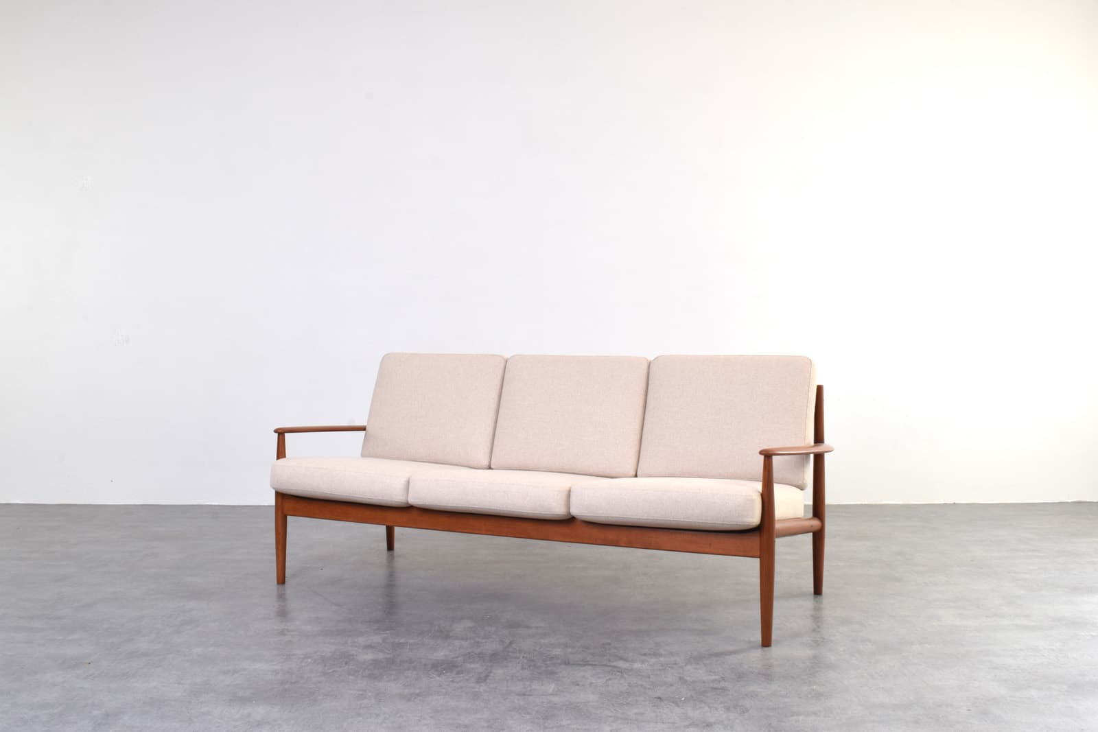 Sofa, teak brązowy, wełna beżowa, proj. G. Jalk, France & Søn, Dania, lata 60. - 325635