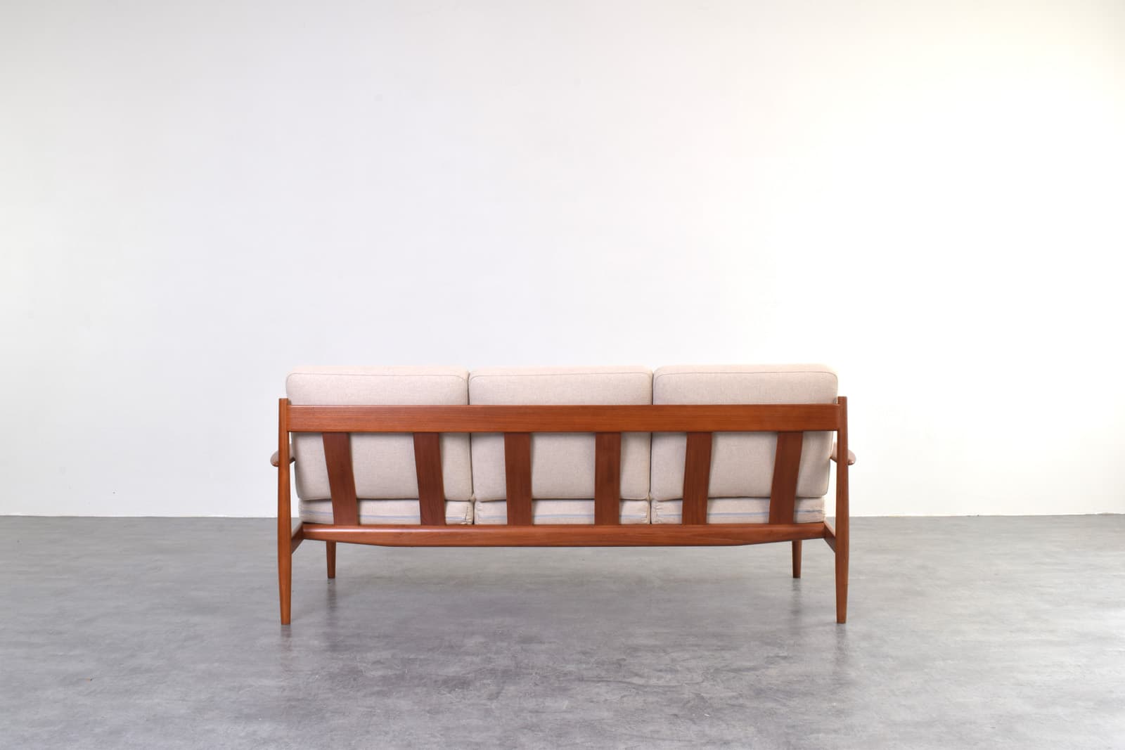 Sofa, teak brązowy, wełna beżowa, proj. G. Jalk, France & Søn, Dania, lata 60. - 325640