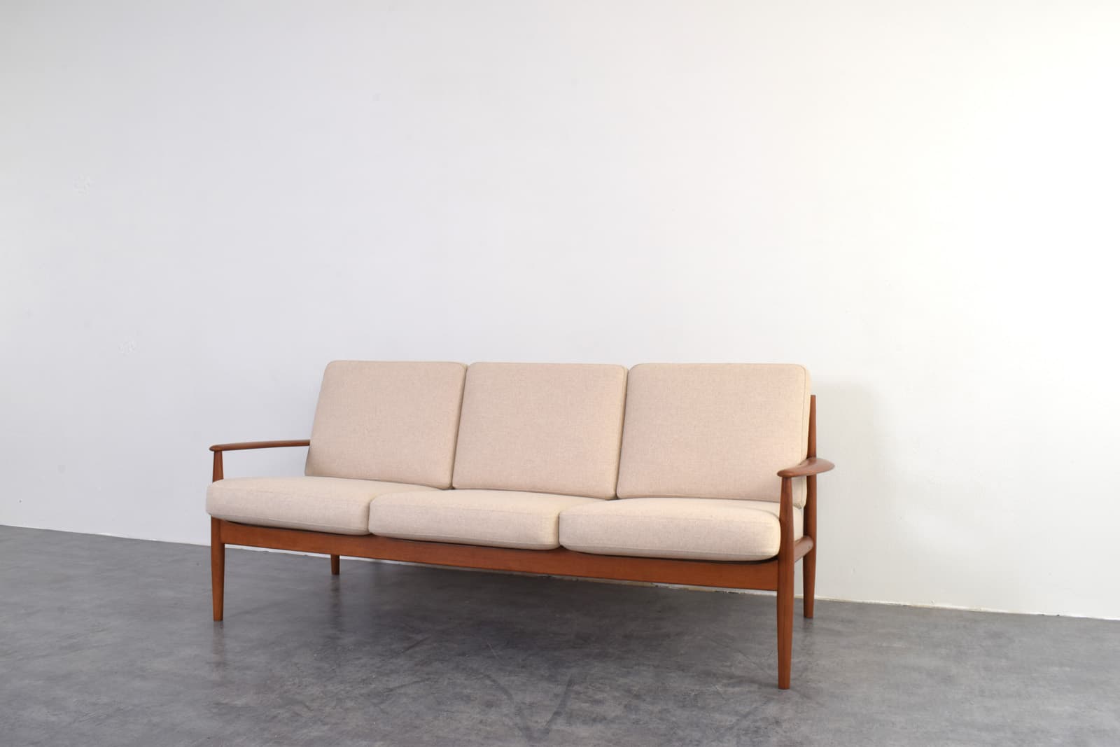 Sofa, teak brązowy, wełna beżowa, proj. G. Jalk, France & Søn, Dania, lata 60. - 325643