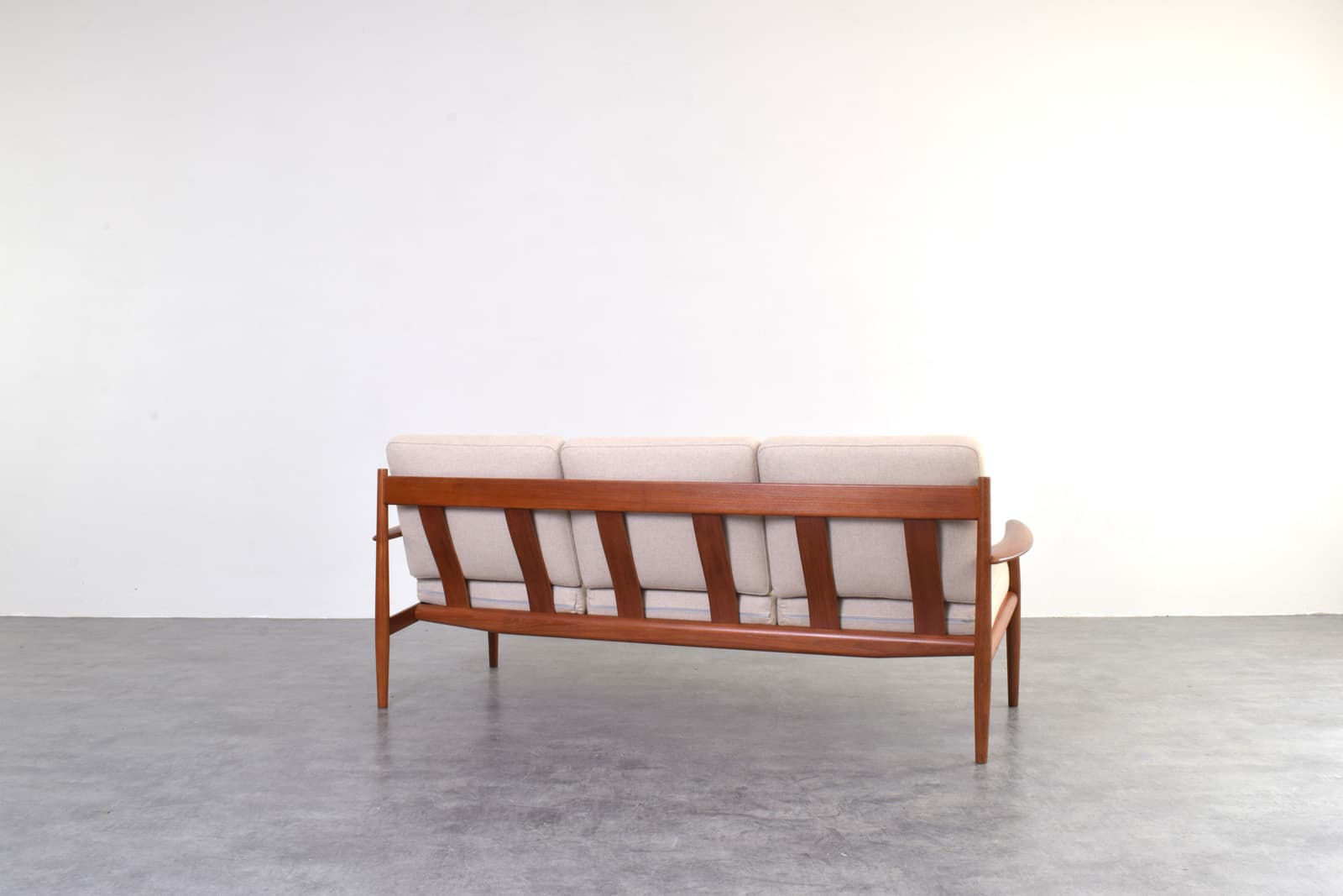 Sofa, teak brązowy, wełna beżowa, proj. G. Jalk, France & Søn, Dania, lata 60. - 325639