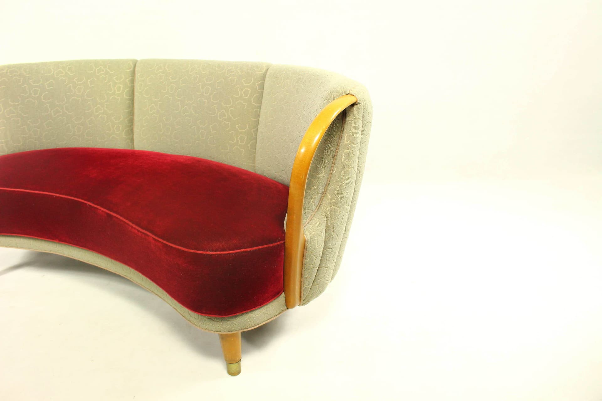 Banana sofa, burgundy velvet, honey beech, N.A. Jørgensens Møbelfabrik, Denmark, 1950s. - 325785
