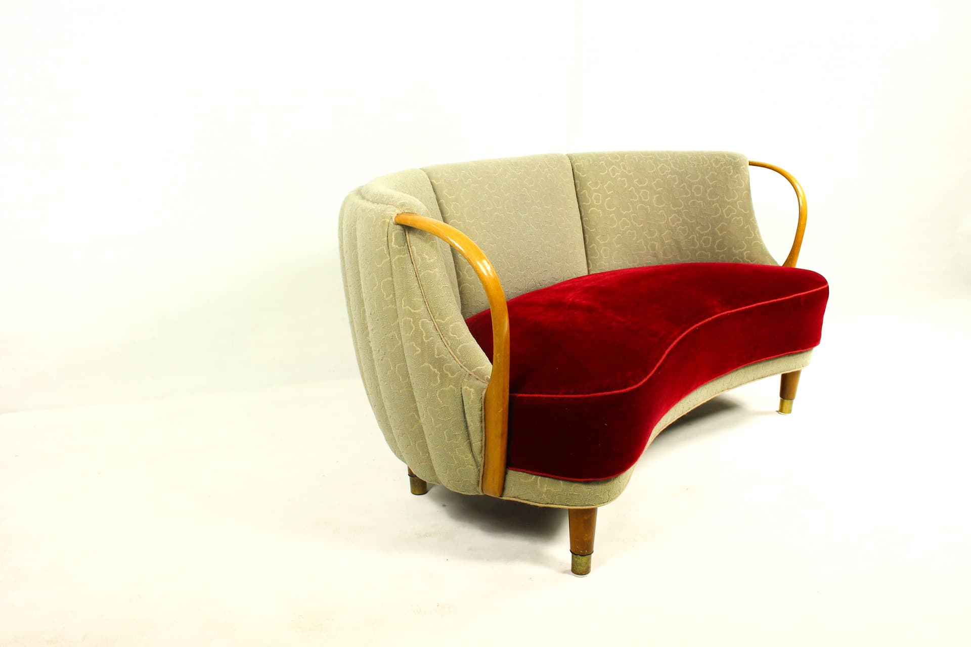 Banana sofa, burgundy velvet, honey beech, N.A. Jørgensens Møbelfabrik, Denmark, 1950s. - 325783