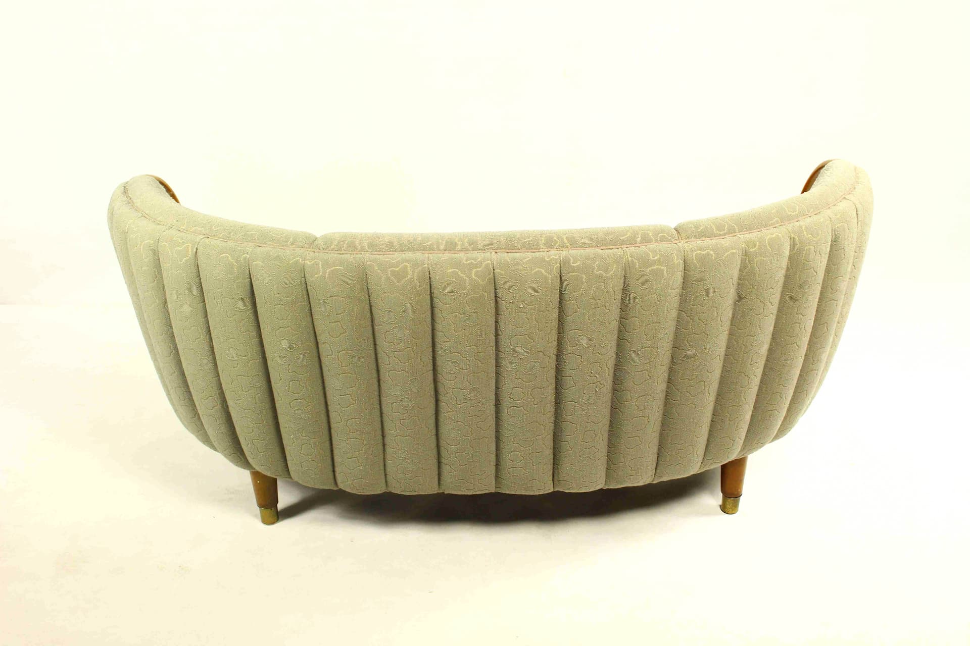 Banana sofa, burgundy velvet, honey beech, N.A. Jørgensens Møbelfabrik, Denmark, 1950s. - 325790