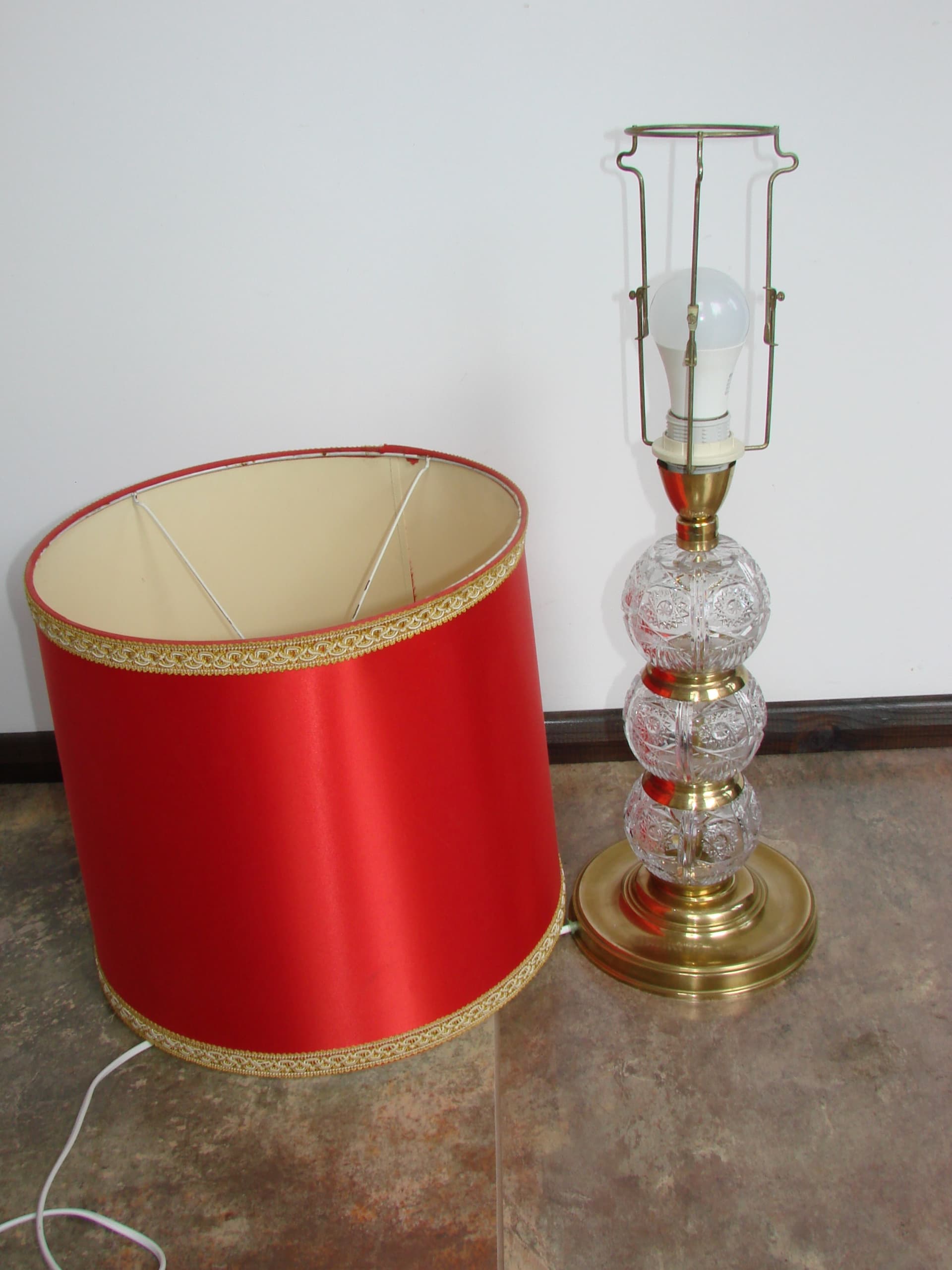 Lampa stołowa, Mid Century Modern, czerwony abażur, szkło kryształowe, mosiądz, lata 70. - 325919