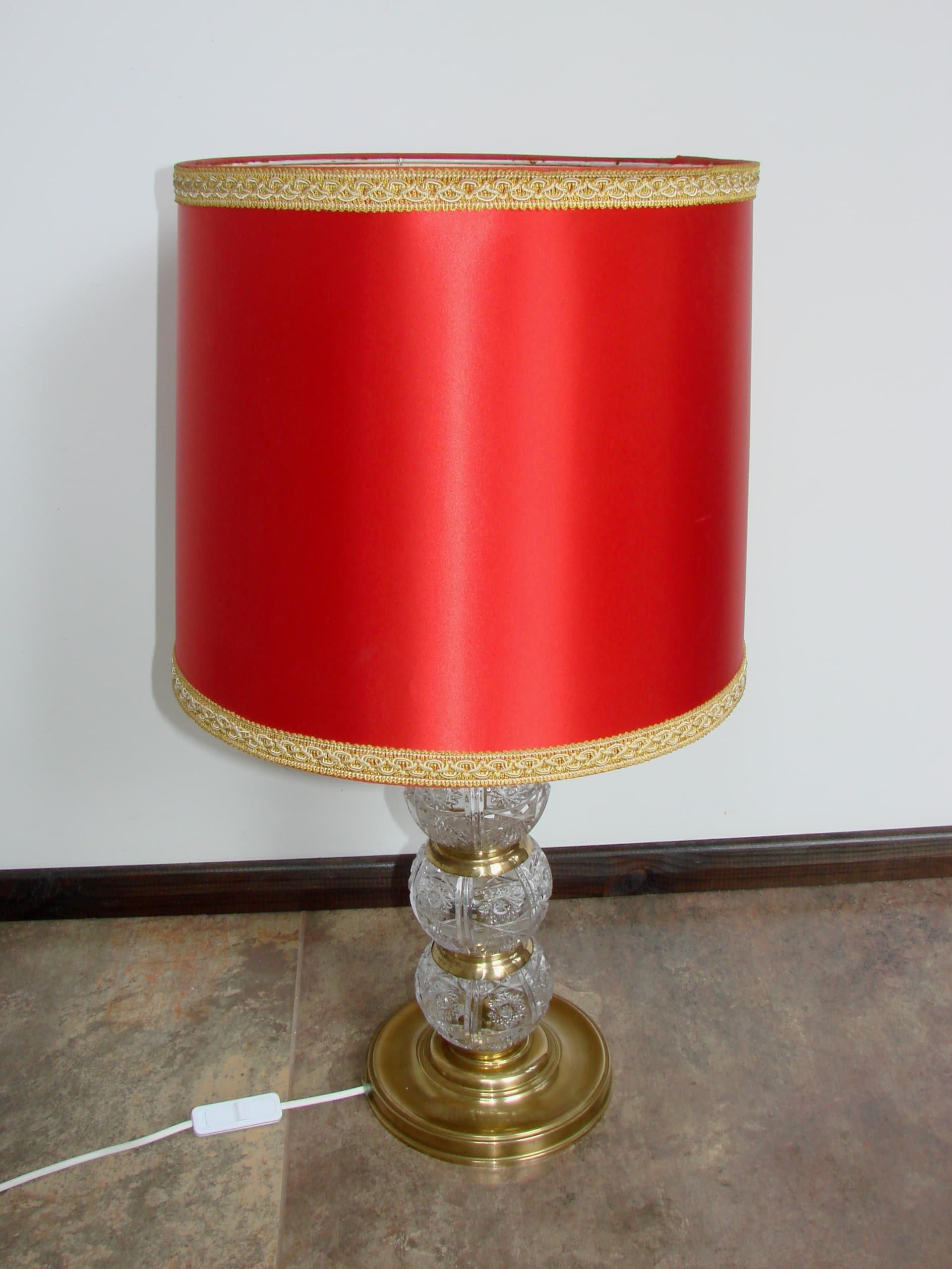Lampa stołowa, Mid Century Modern, czerwony abażur, szkło kryształowe, mosiądz, lata 70. - 325922