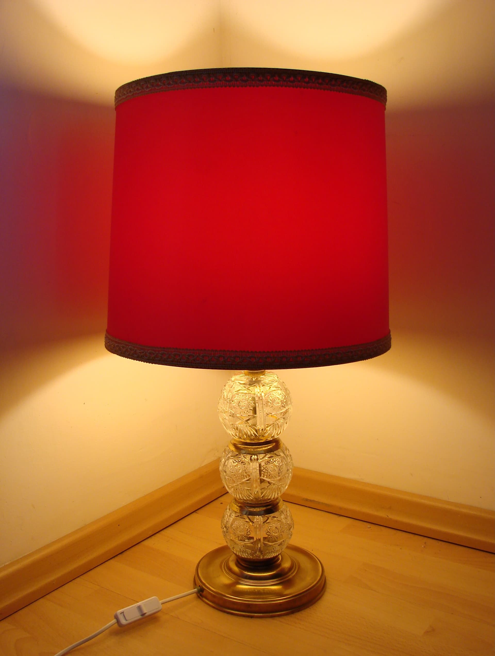 Lampa stołowa, Mid Century Modern, czerwony abażur, szkło kryształowe, mosiądz, lata 70. - 325916