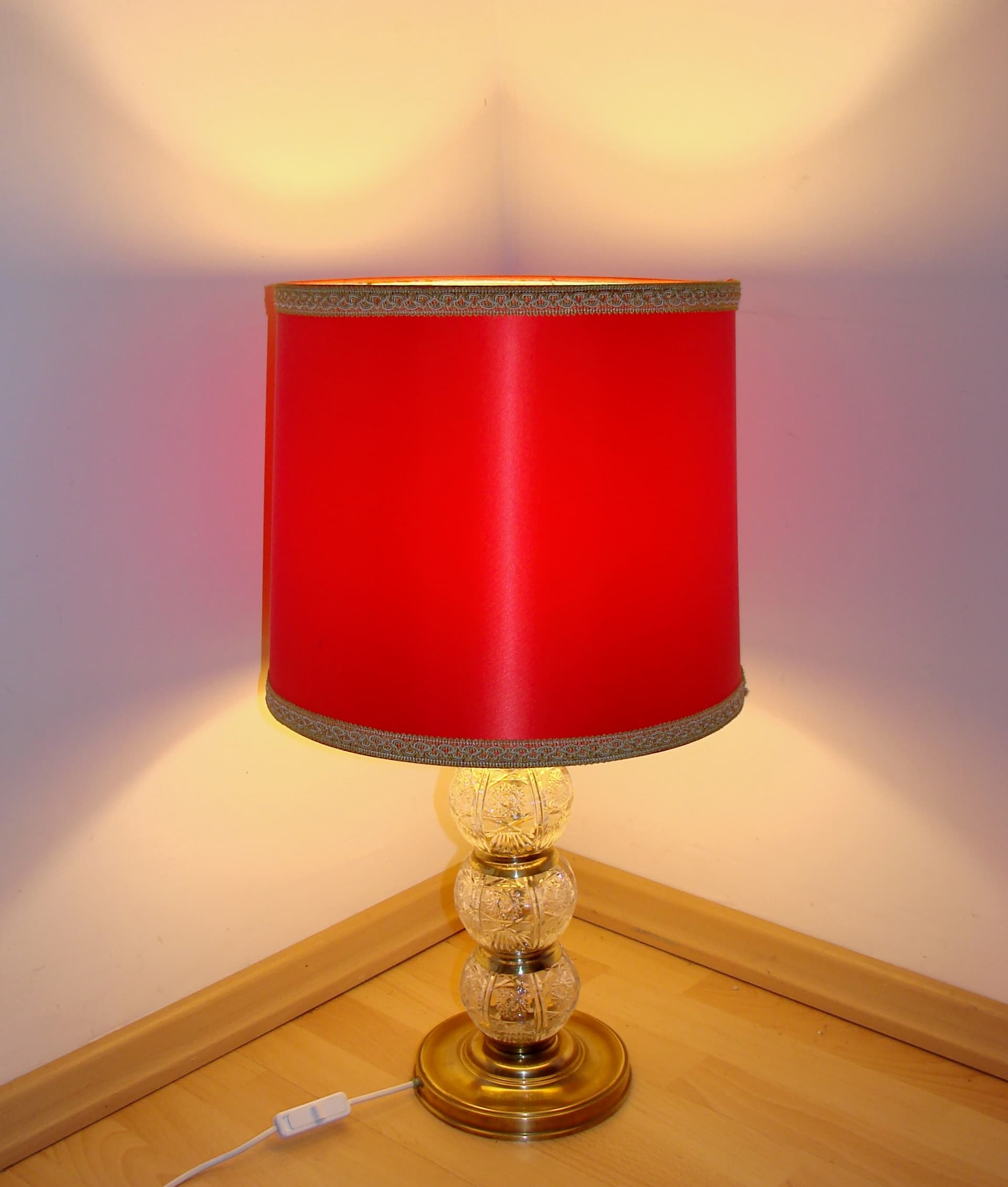 Lampa stołowa, Mid Century Modern, czerwony abażur, szkło kryształowe, mosiądz, lata 70. - 325914