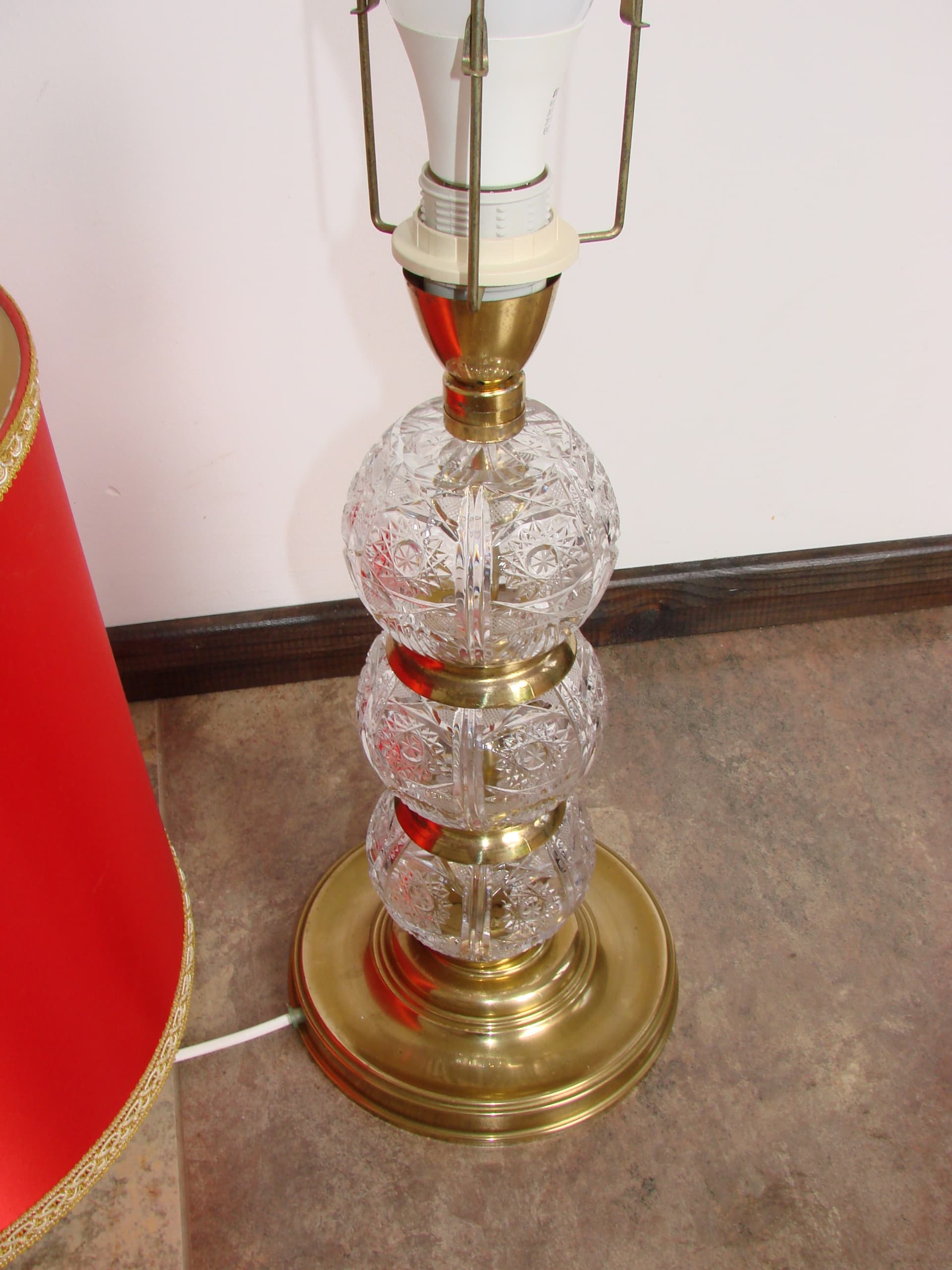 Lampa stołowa, Mid Century Modern, czerwony abażur, szkło kryształowe, mosiądz, lata 70. - 325917