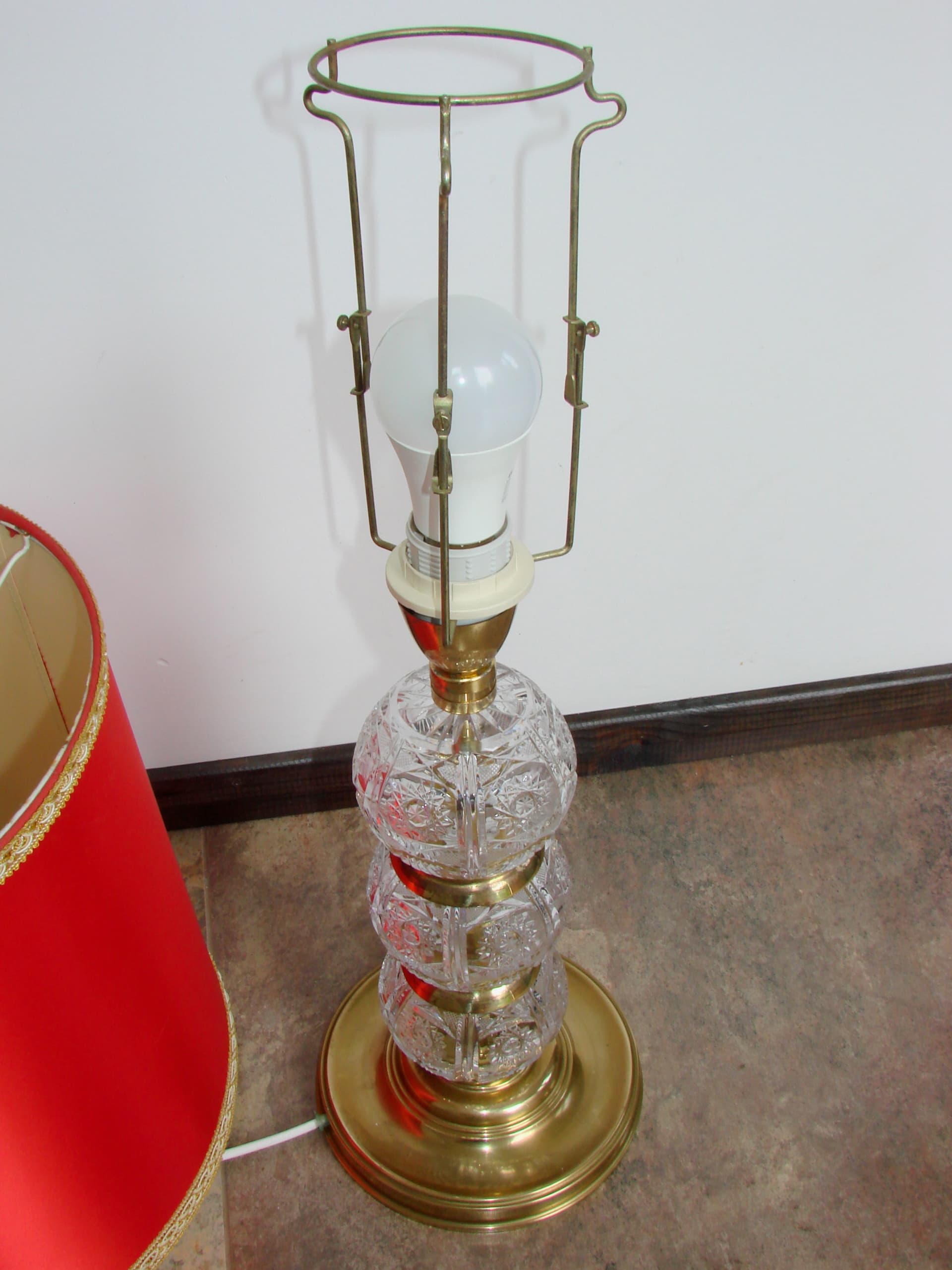 Lampa stołowa, Mid Century Modern, czerwony abażur, szkło kryształowe, mosiądz, lata 70. - 325920