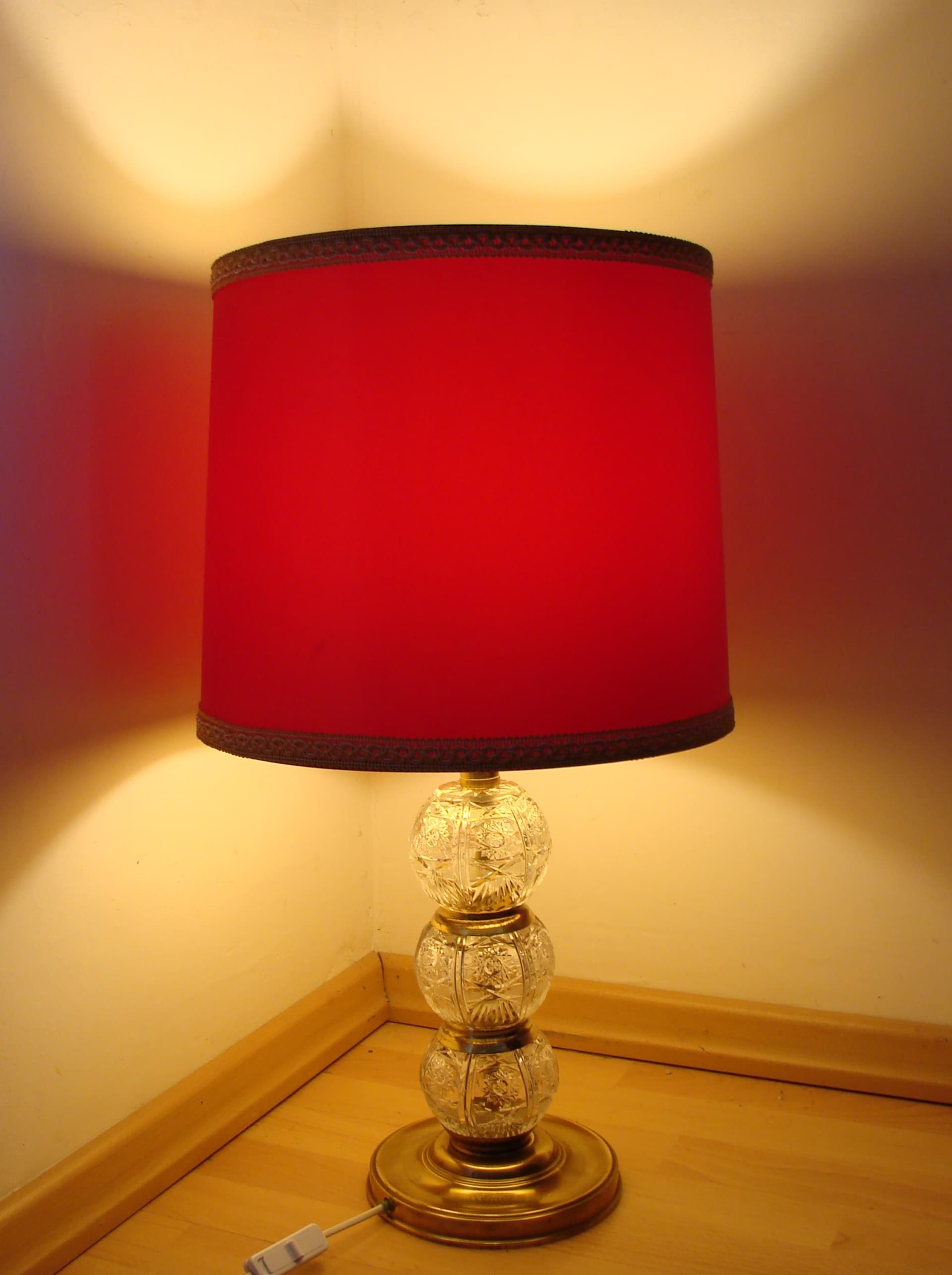 Lampa stołowa, Mid Century Modern, czerwony abażur, szkło kryształowe, mosiądz, lata 70. - 325915