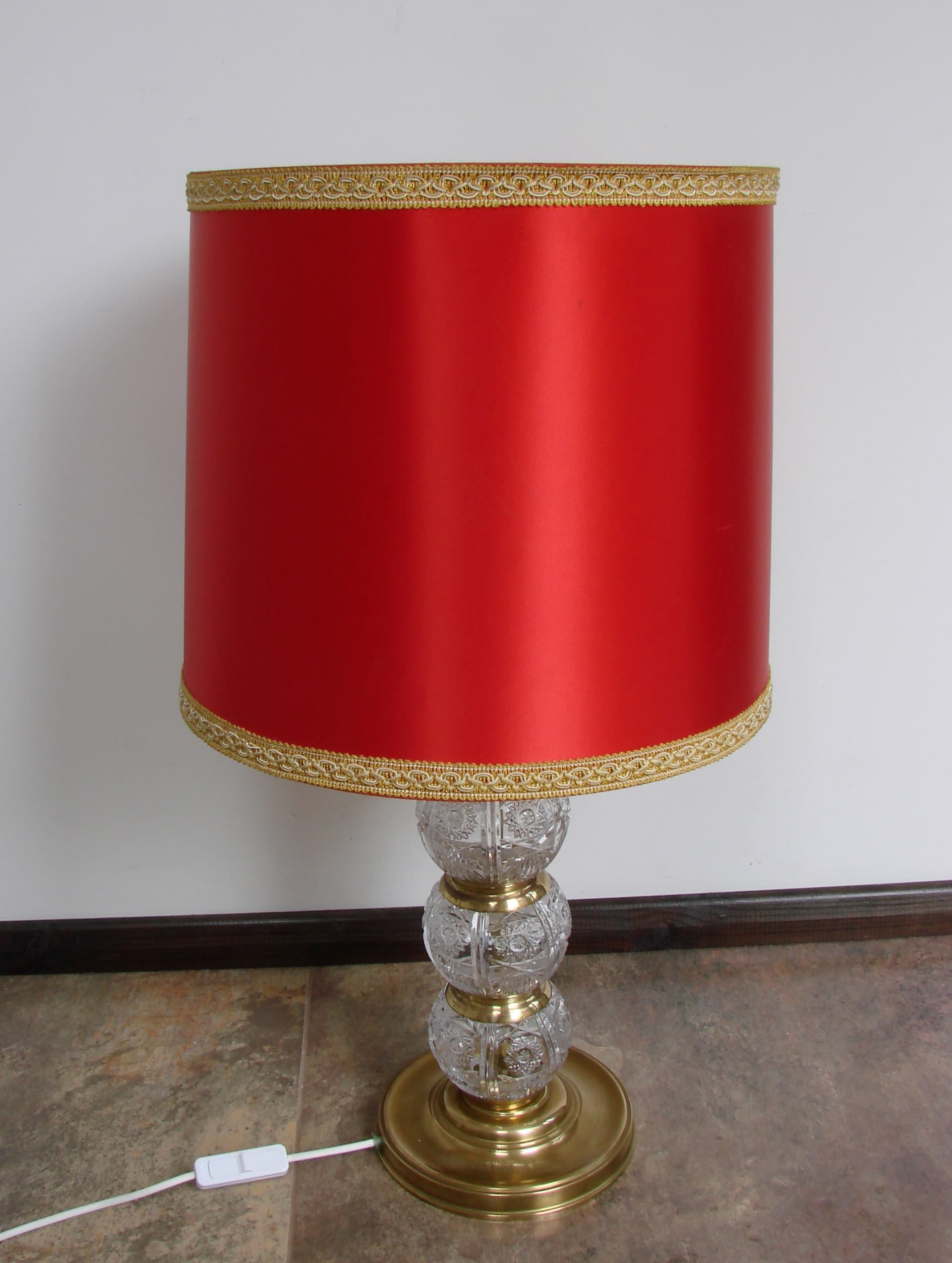 Lampa stołowa, Mid Century Modern, czerwony abażur, szkło kryształowe, mosiądz, lata 70. - 325918