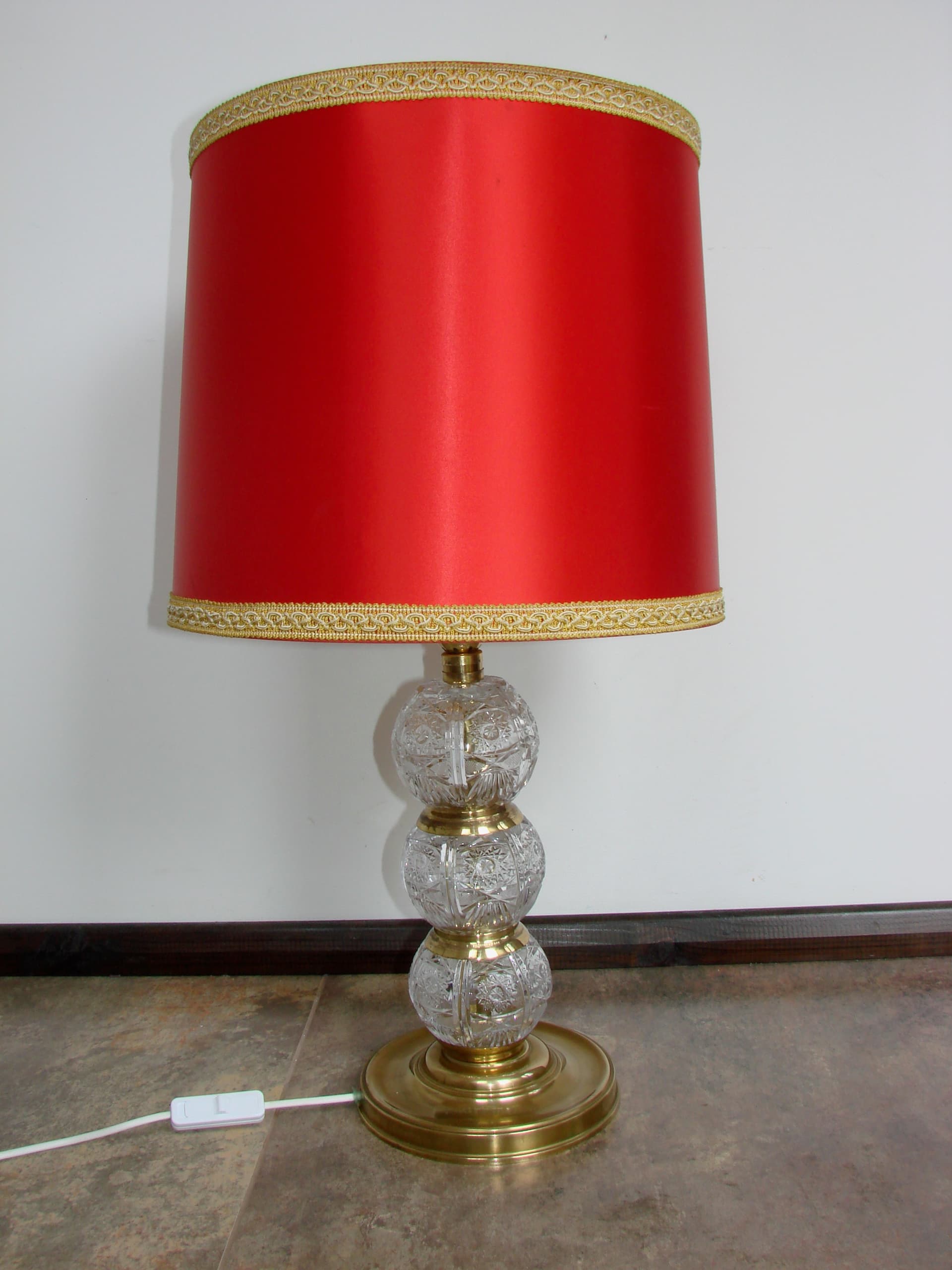 Lampa stołowa, Mid Century Modern, czerwony abażur, szkło kryształowe, mosiądz, lata 70. - 325921