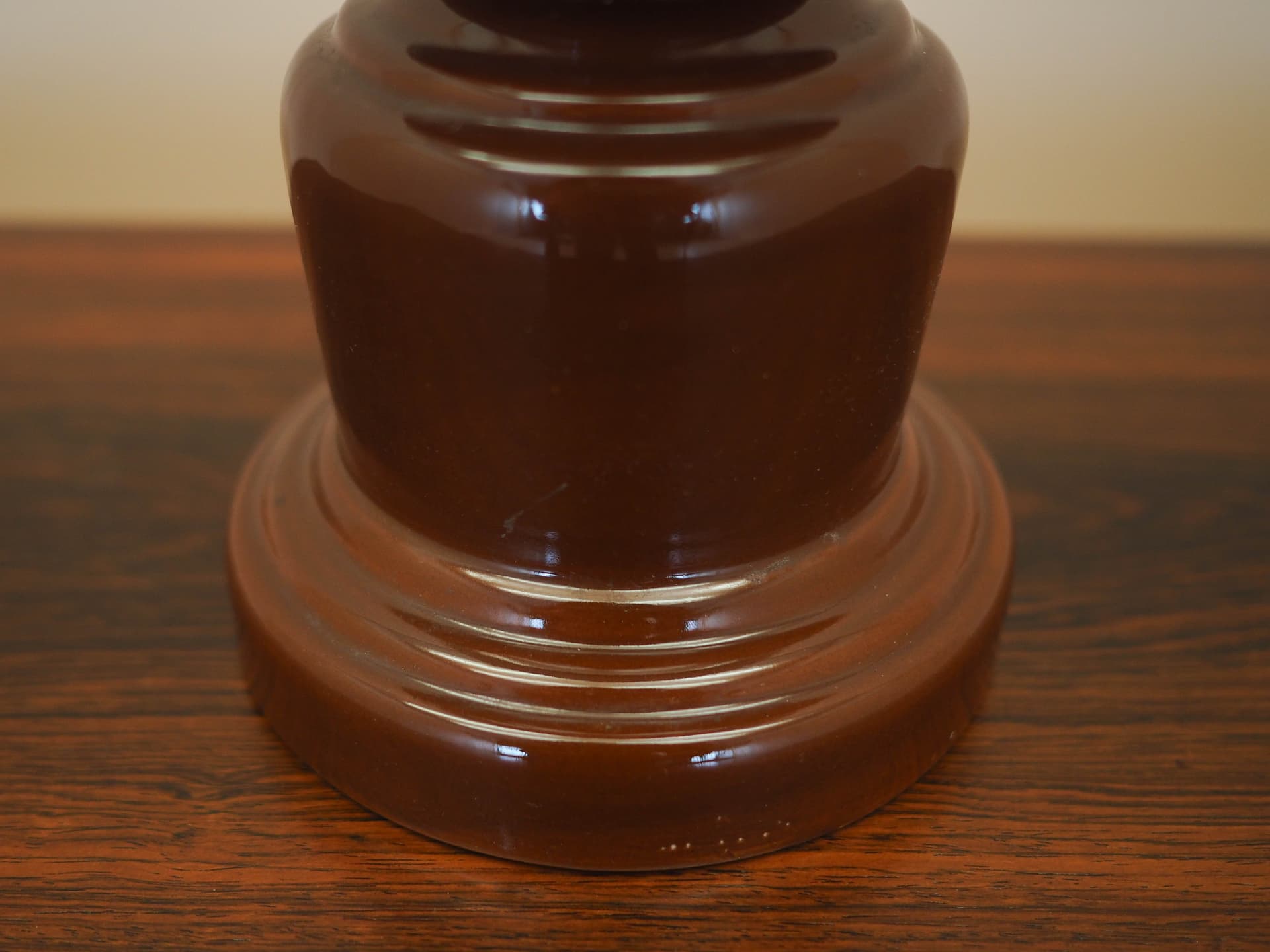 Lampka stołowa, brązowy, ceramika, biały, szkło, Polska, lata 70. - 326054