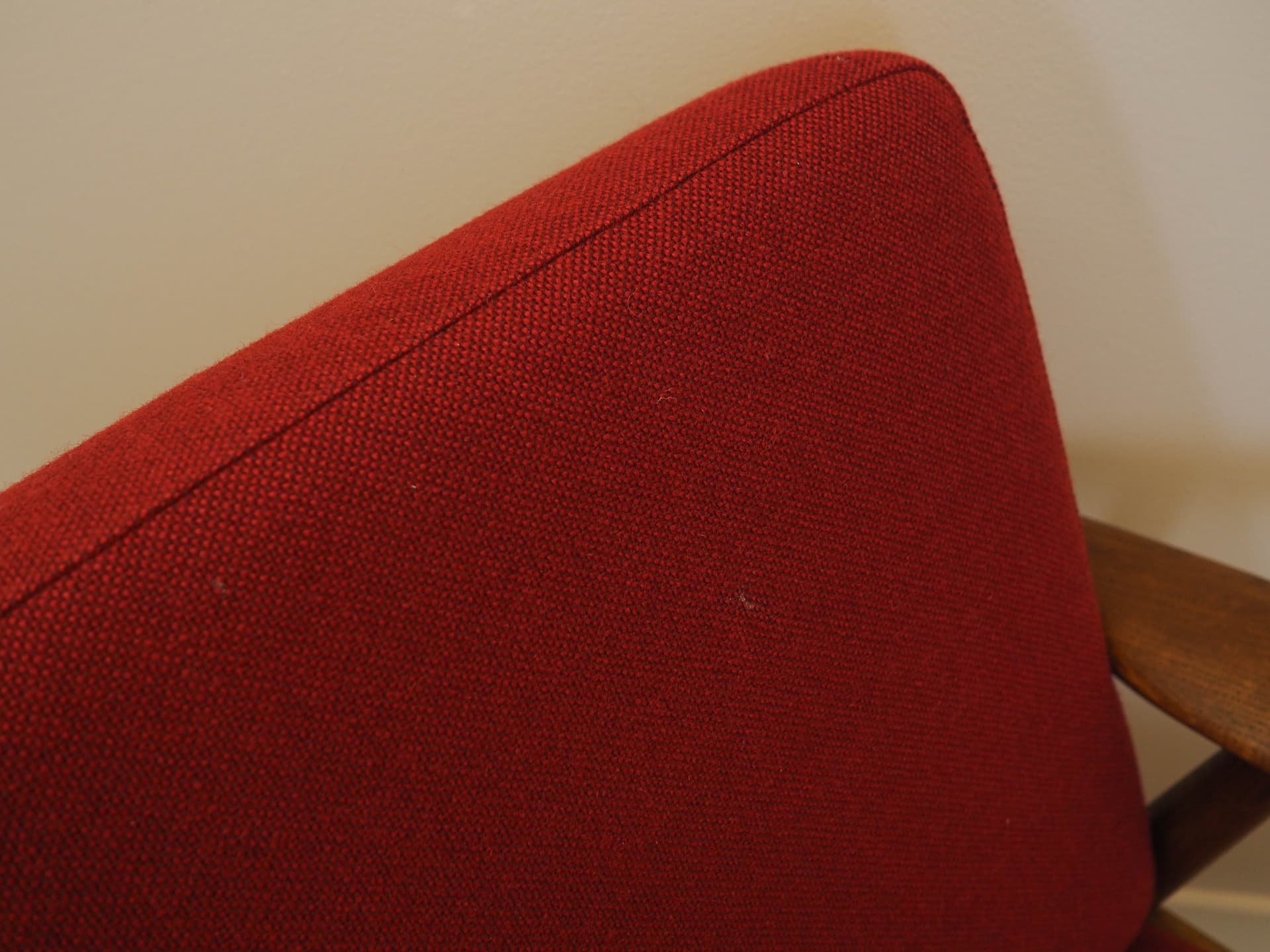 Sofa Cigar, tkanina czerwona, dąb brązowy, proj. H. Wegner, Getama, Dania, lata 60. - 326084
