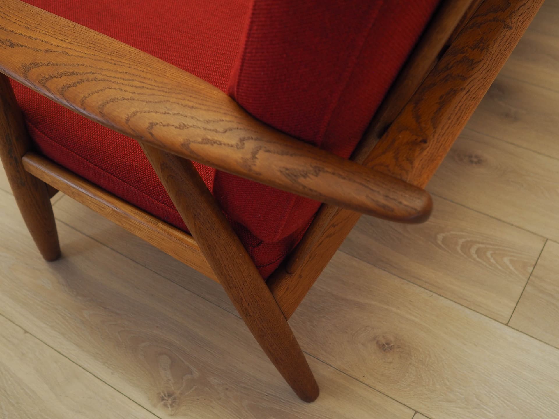 Sofa Cigar, tkanina czerwona, dąb brązowy, proj. H. Wegner, Getama, Dania, lata 60. - 326077