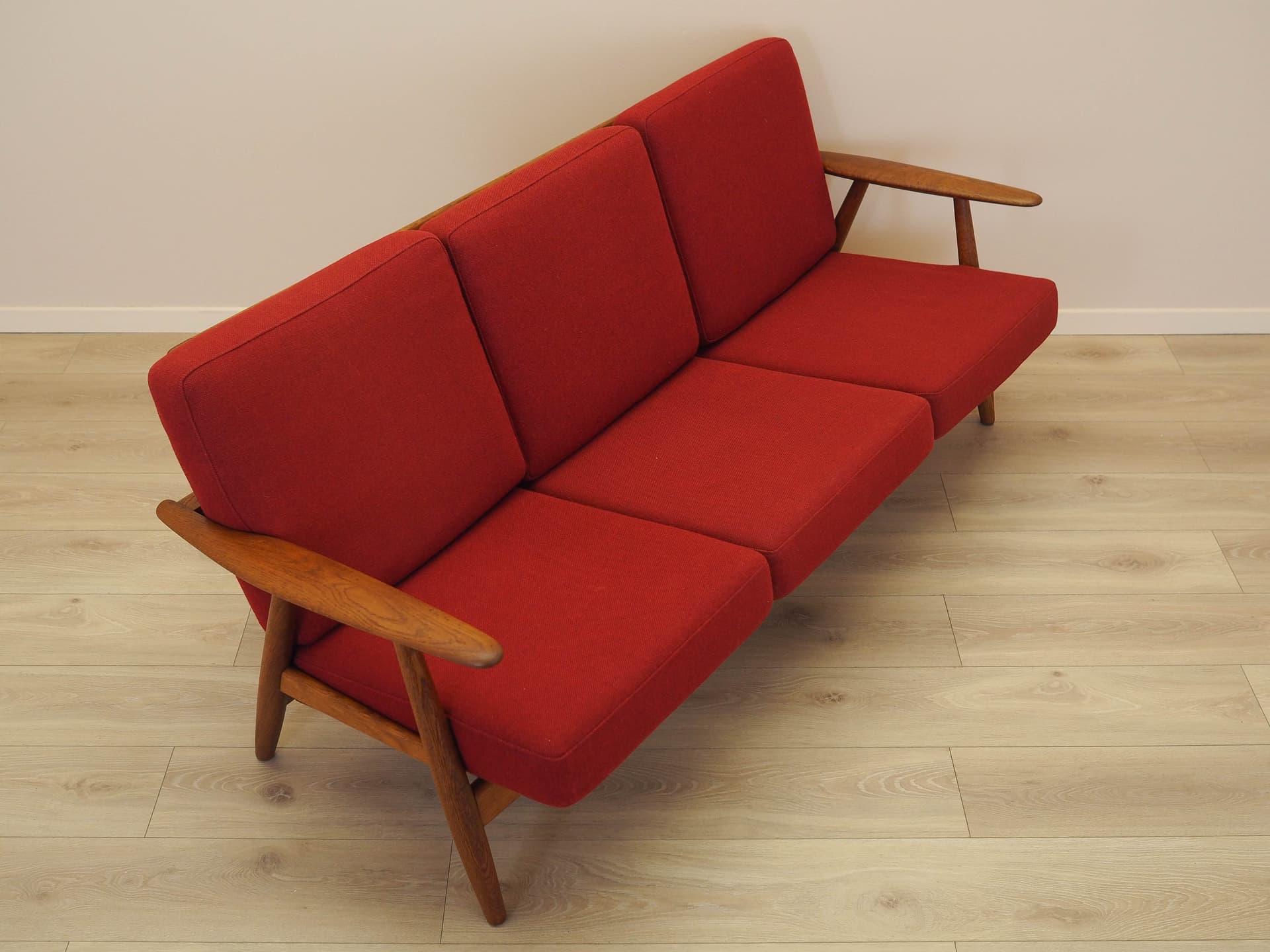 Sofa Cigar, tkanina czerwona, dąb brązowy, proj. H. Wegner, Getama, Dania, lata 60. - 326079