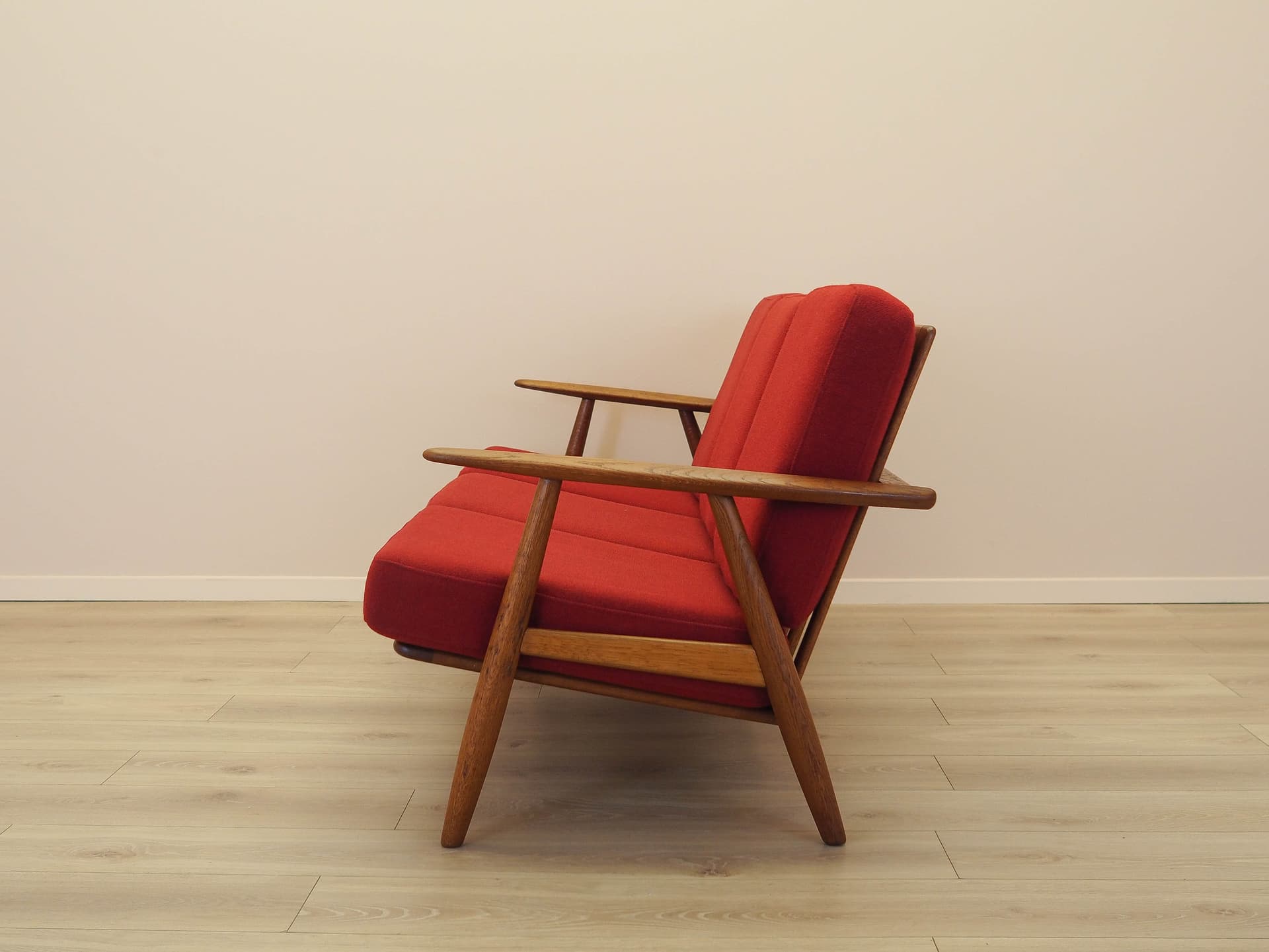 Sofa Cigar, tkanina czerwona, dąb brązowy, proj. H. Wegner, Getama, Dania, lata 60. - 326074