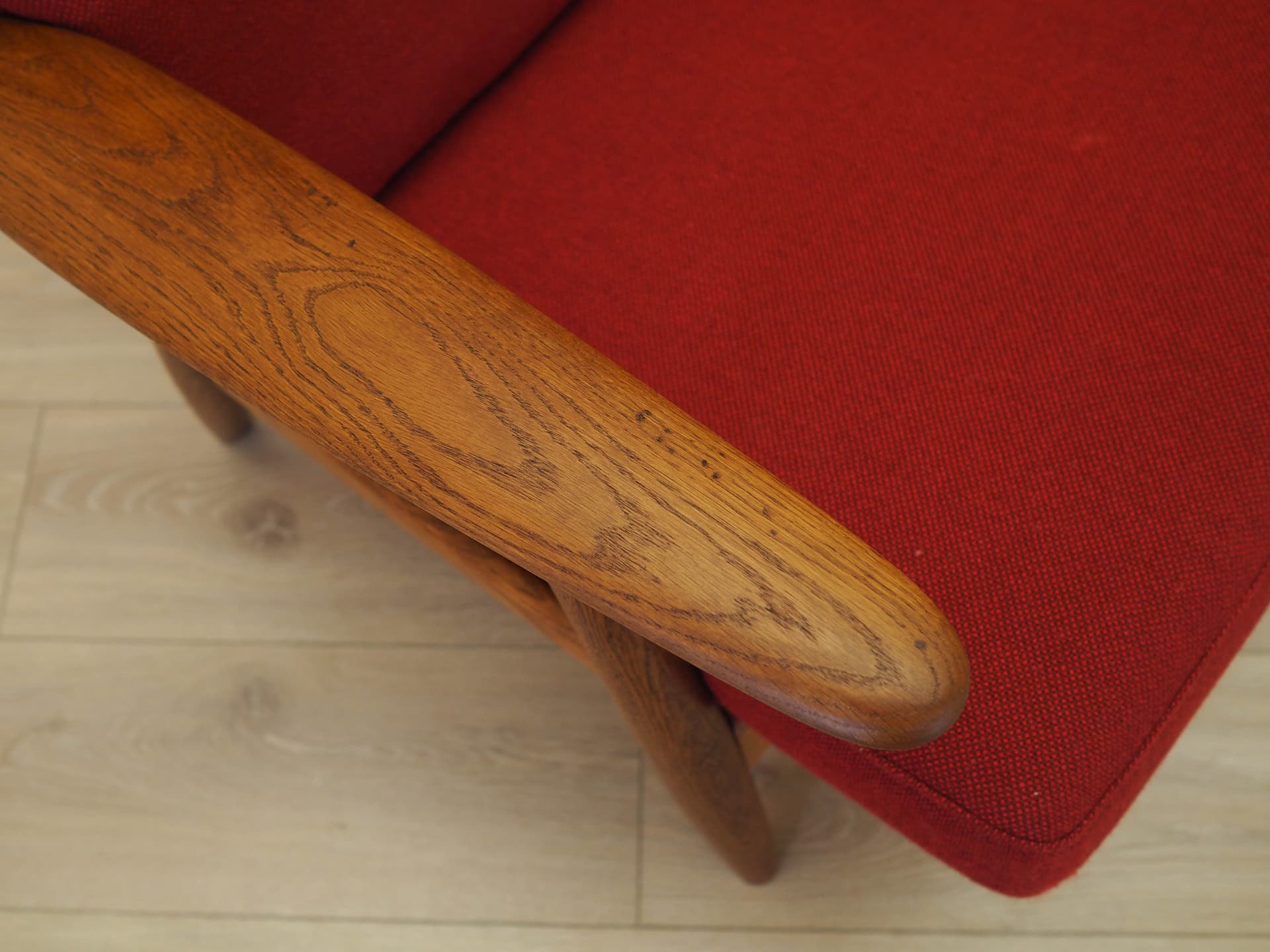 Sofa Cigar, tkanina czerwona, dąb brązowy, proj. H. Wegner, Getama, Dania, lata 60. - 326080