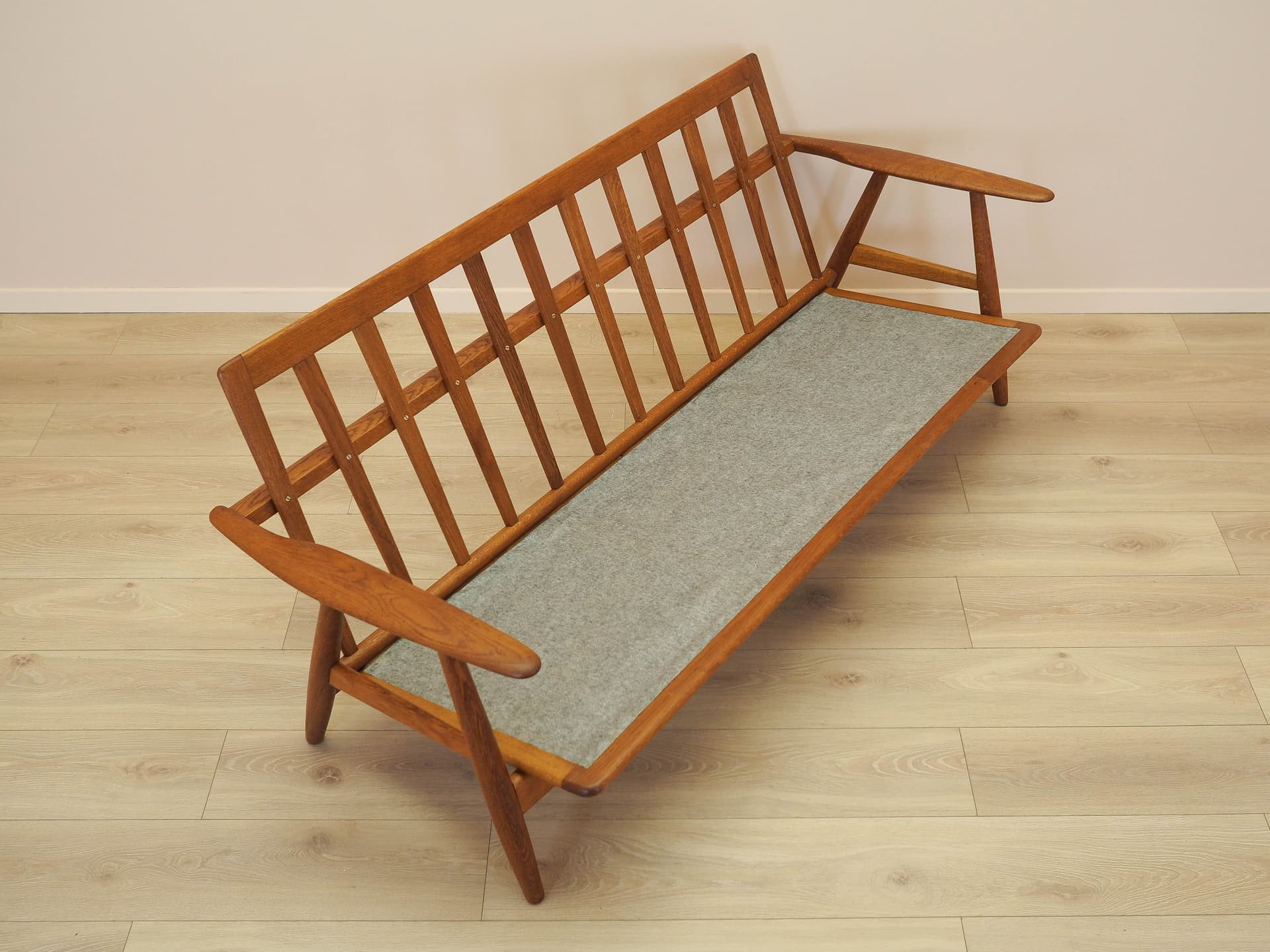 Sofa Cigar, tkanina czerwona, dąb brązowy, proj. H. Wegner, Getama, Dania, lata 60. - 326085