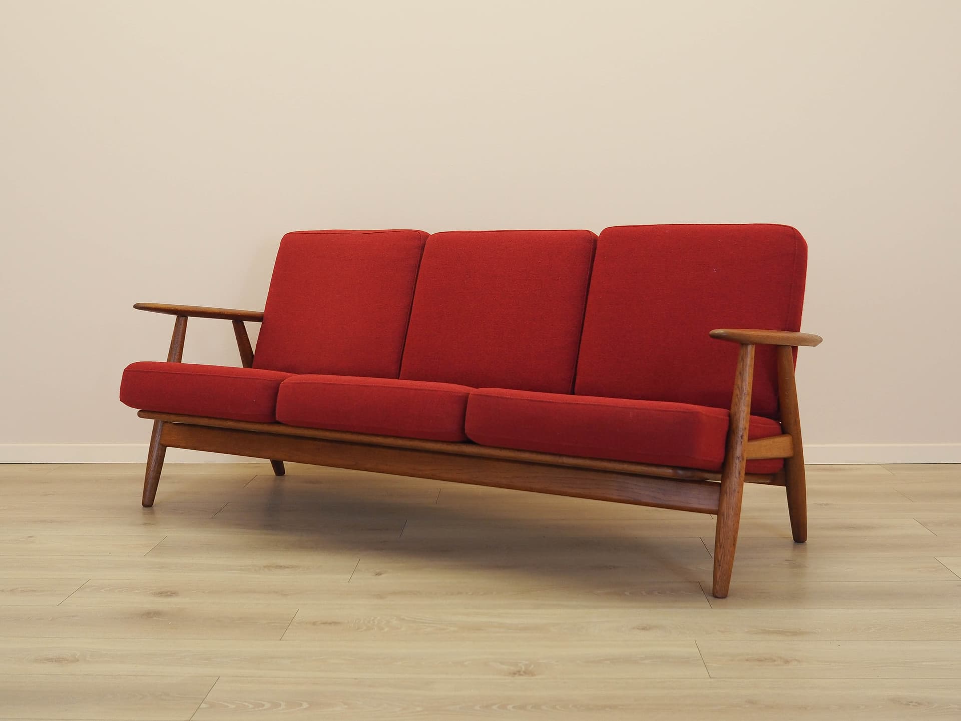 Sofa Cigar, tkanina czerwona, dąb brązowy, proj. H. Wegner, Getama, Dania, lata 60. - 326072