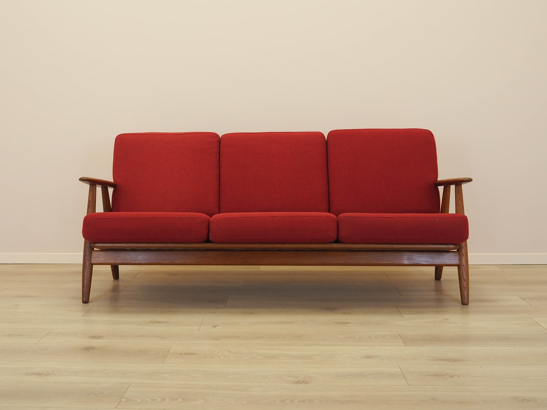 Sofa Cigar, tkanina czerwona, dąb brązowy, proj. H. Wegner, Getama, Dania, lata 60. - 326073