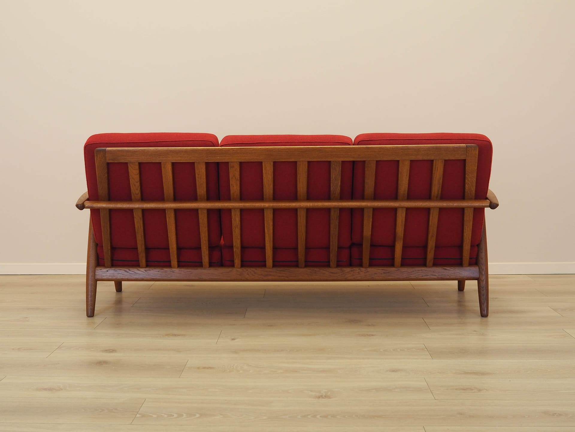 Sofa Cigar, tkanina czerwona, dąb brązowy, proj. H. Wegner, Getama, Dania, lata 60. - 326078