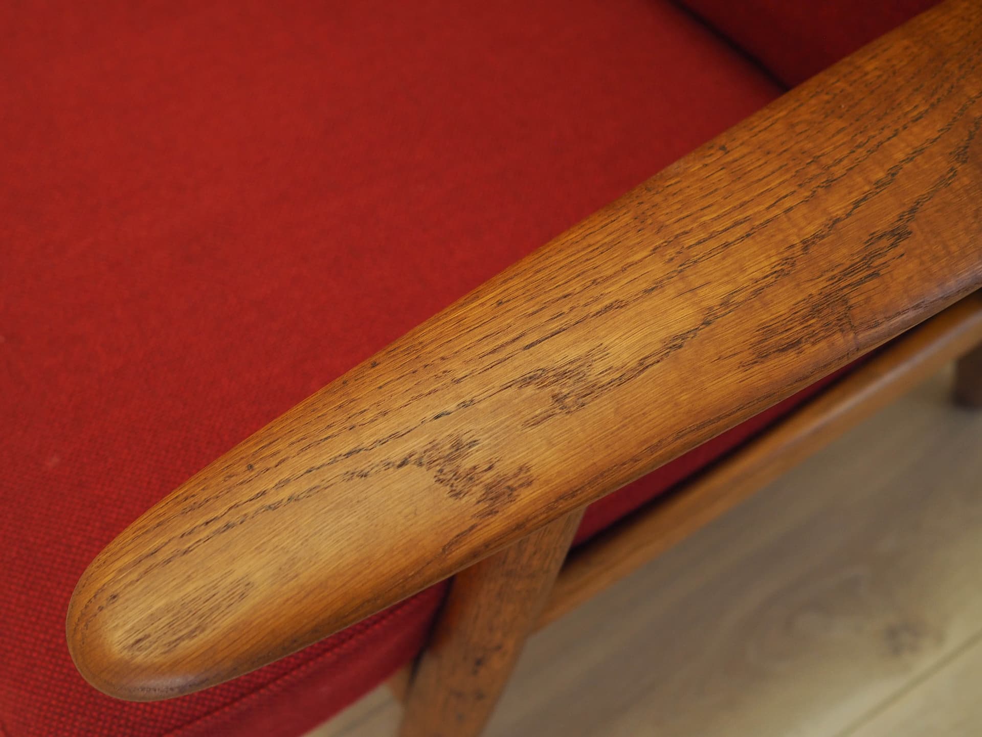 Sofa Cigar, tkanina czerwona, dąb brązowy, proj. H. Wegner, Getama, Dania, lata 60. - 326076