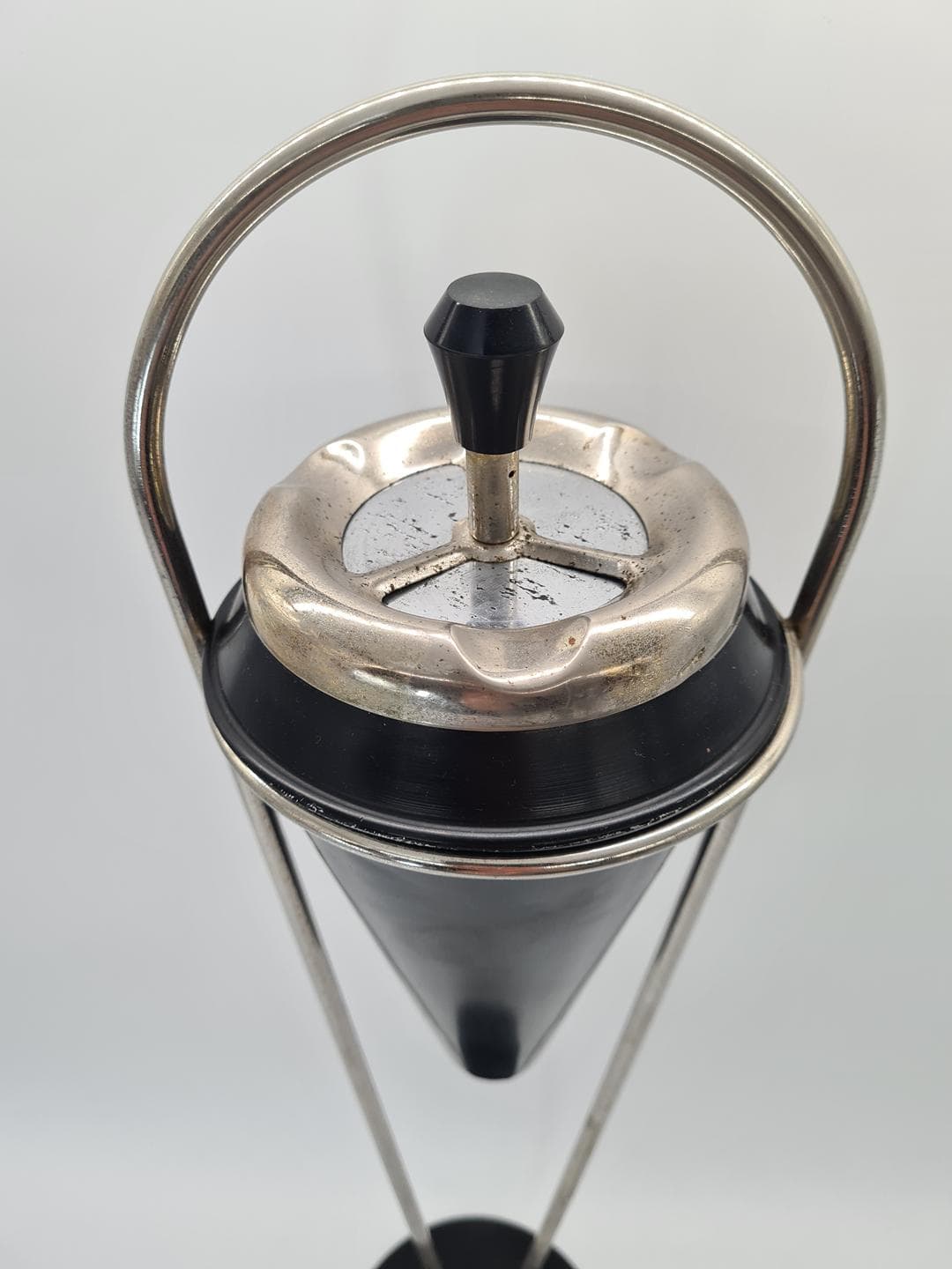 Popielniczka podłogowa, Mid-Century Modern, bakelit czarny, chrom, lata 60. - 326280
