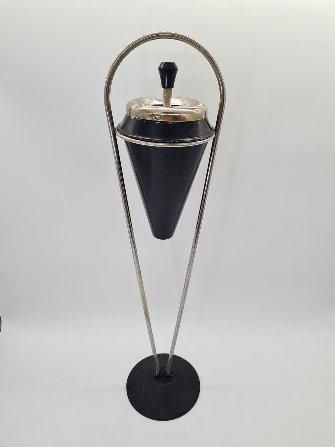 Popielniczka podłogowa, Mid-Century Modern, bakelit czarny, chrom, lata 60. - 326273