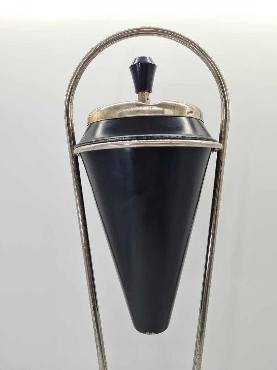 Popielniczka podłogowa, Mid-Century Modern, bakelit czarny, chrom, lata 60. - 326278