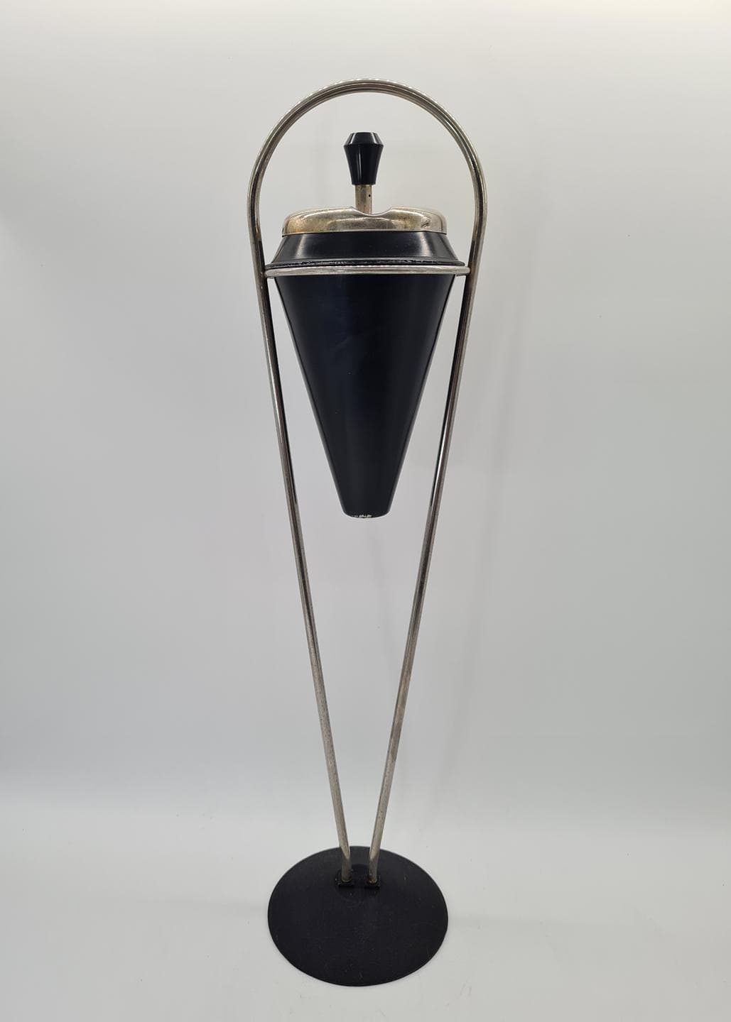 Popielniczka podłogowa, Mid-Century Modern, bakelit czarny, chrom, lata 60. - 326275