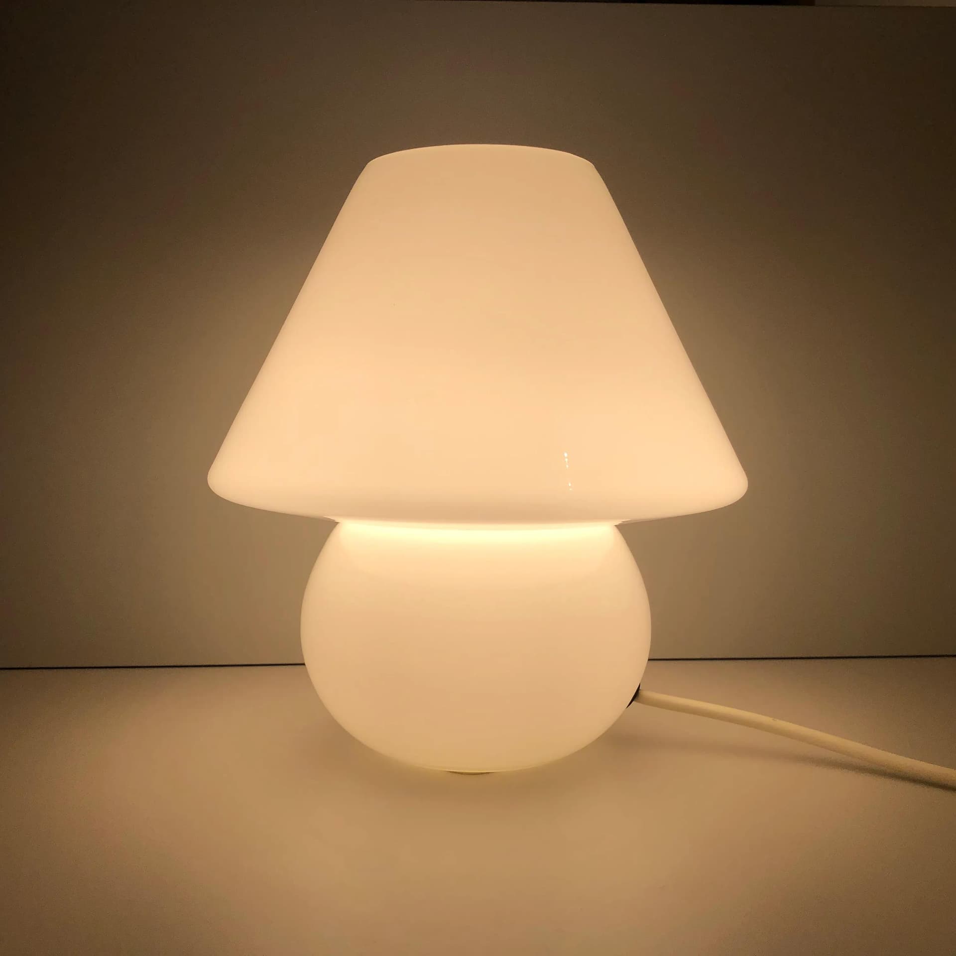 Lampka nocna Mushroom, szkło białe, Niemcy, lata 90. - 24433