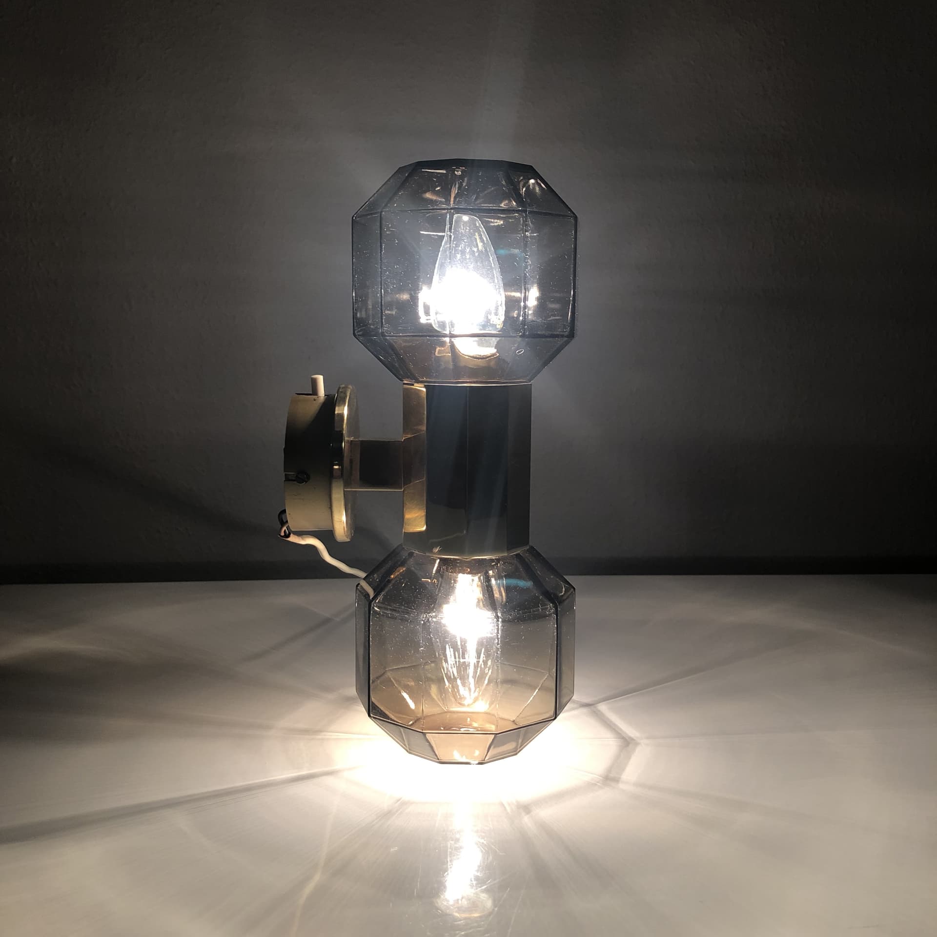 Kinkiet Up&Down, szkło grafitowe, mosiądz, Niemcy, lata 70. - 24429