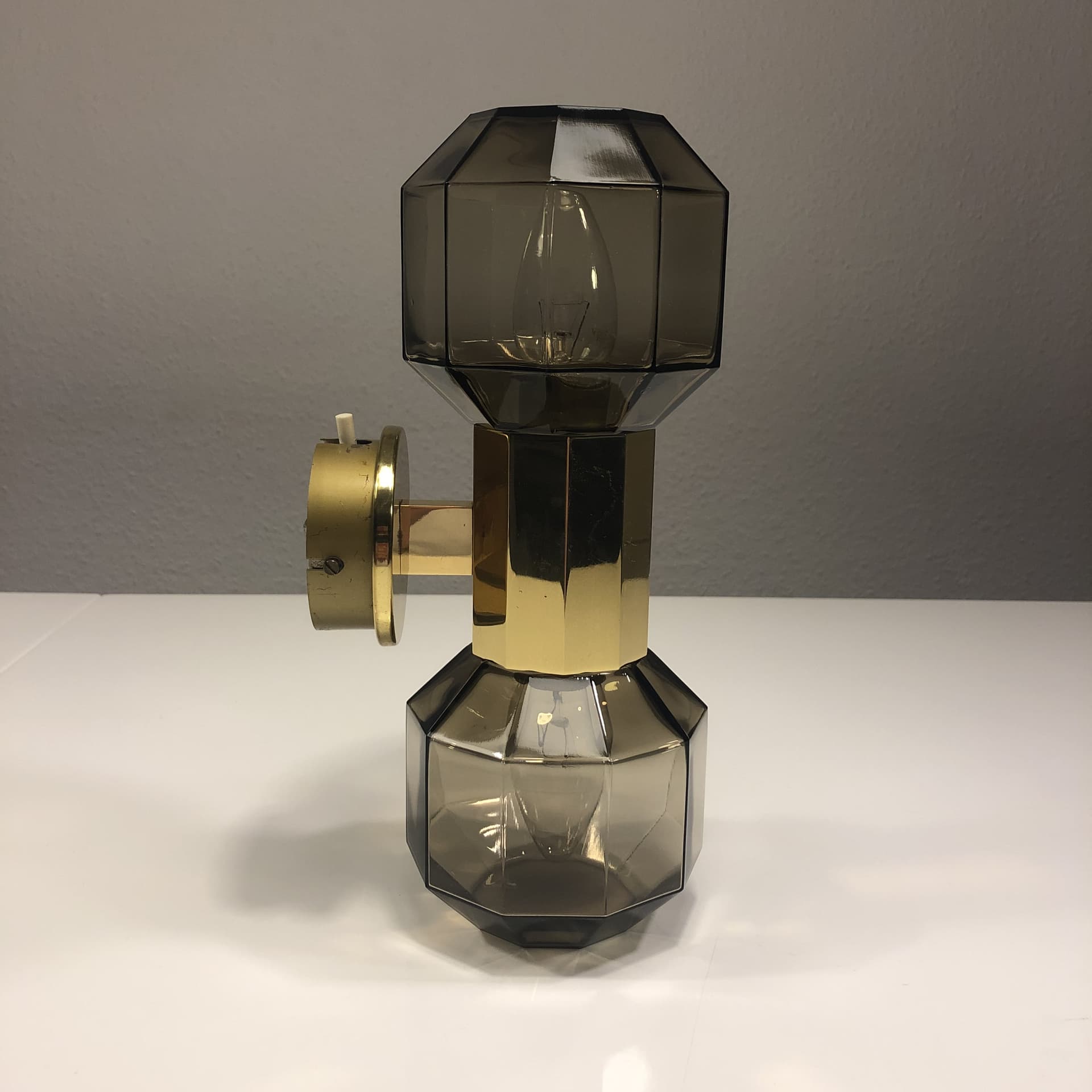 Kinkiet Up&Down, szkło grafitowe, mosiądz, Niemcy, lata 70. - 24430