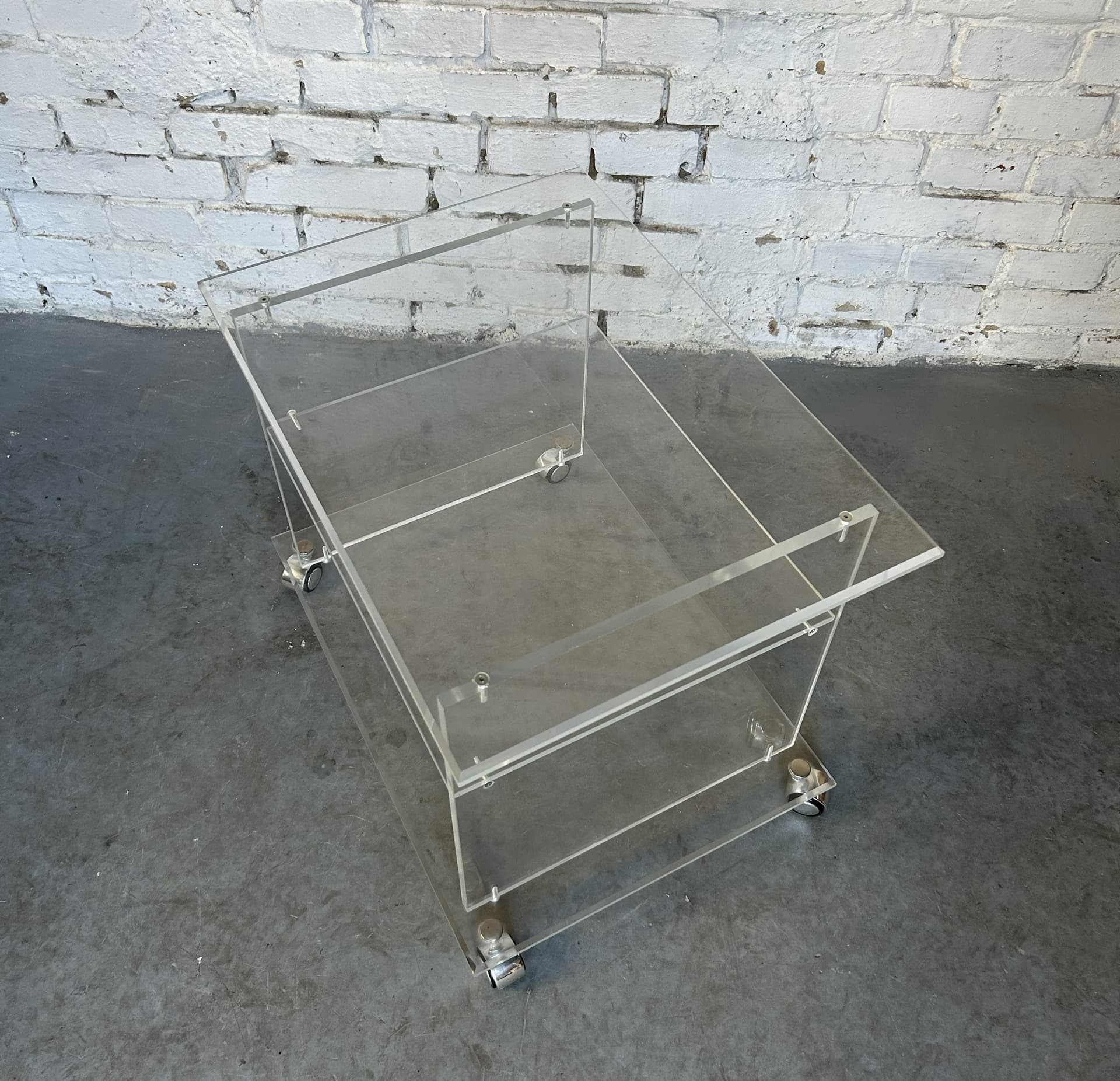 Mobile side table, transparent acrylic, metal, 1970s - 326659