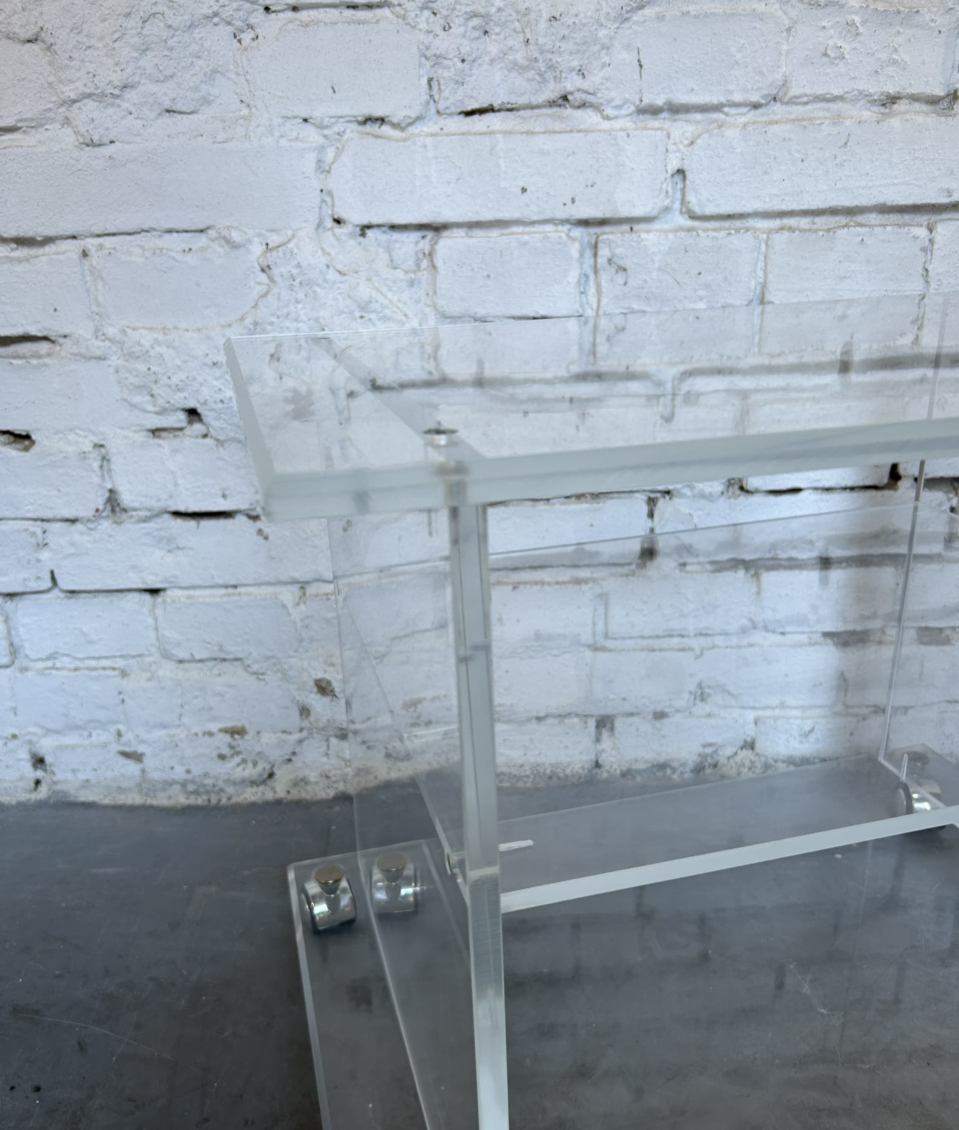 Mobile side table, transparent acrylic, metal, 1970s - 326660