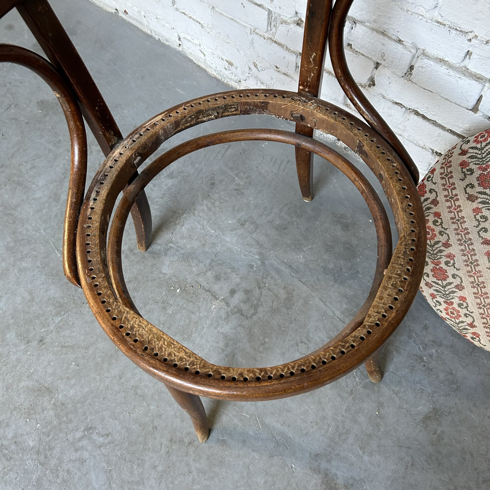 Bentwood chair, brown beech, attrib. to M. Thonet, early 20th c. - 326689